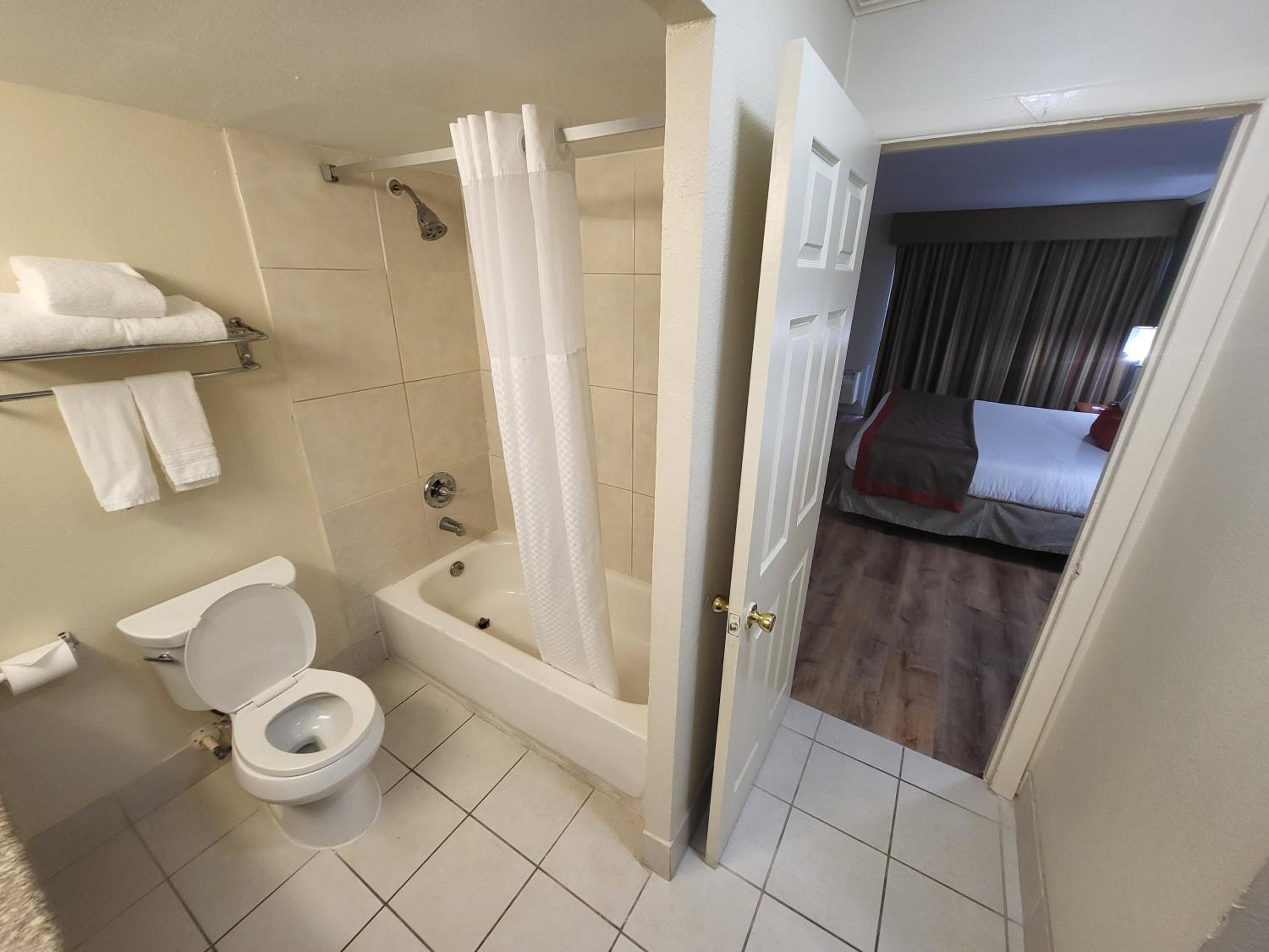 King Suite with Sofa Bed - Non-Smoking - Photo 2
