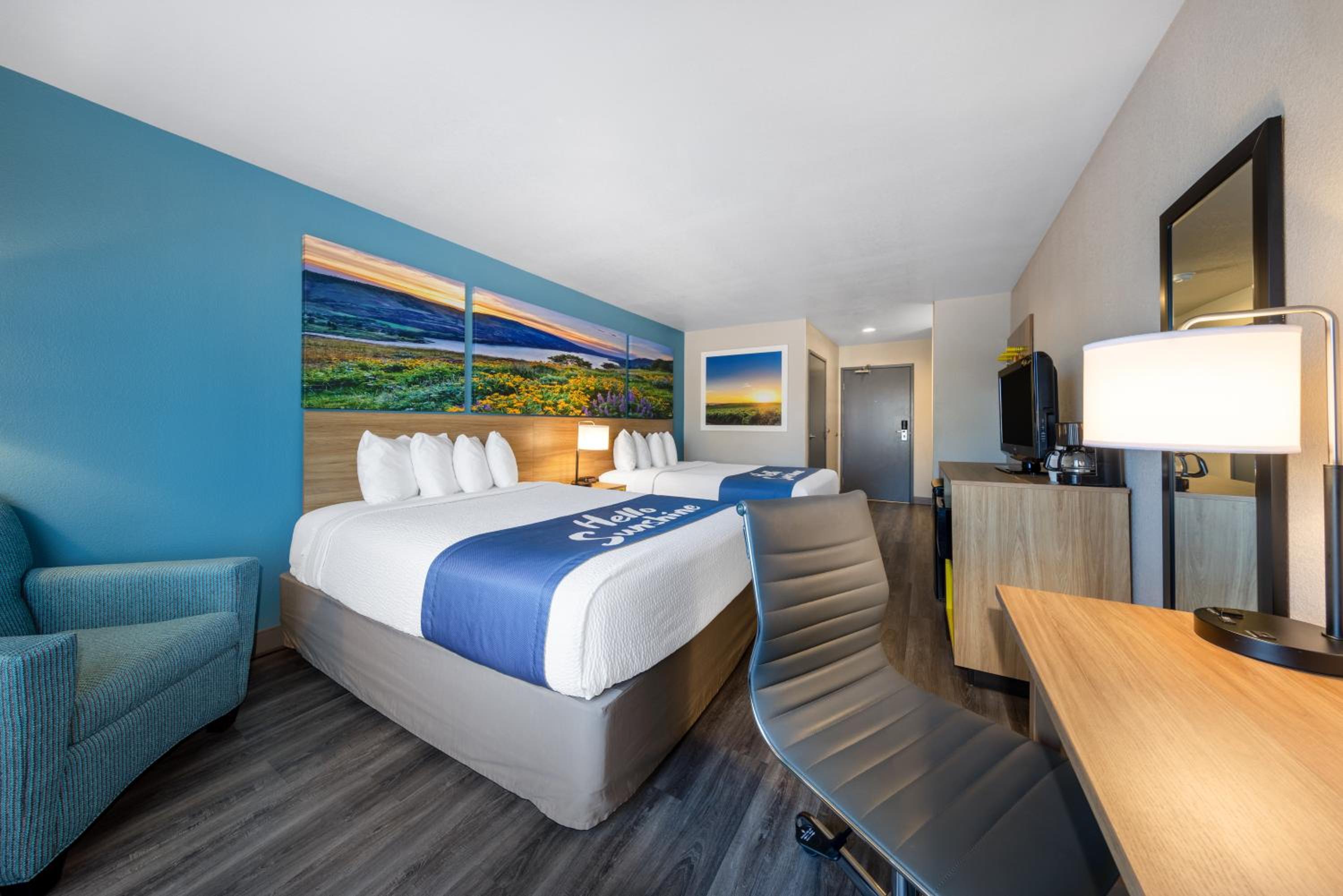Queen Room with Two Queen Beds - Non-Smoking photo 2