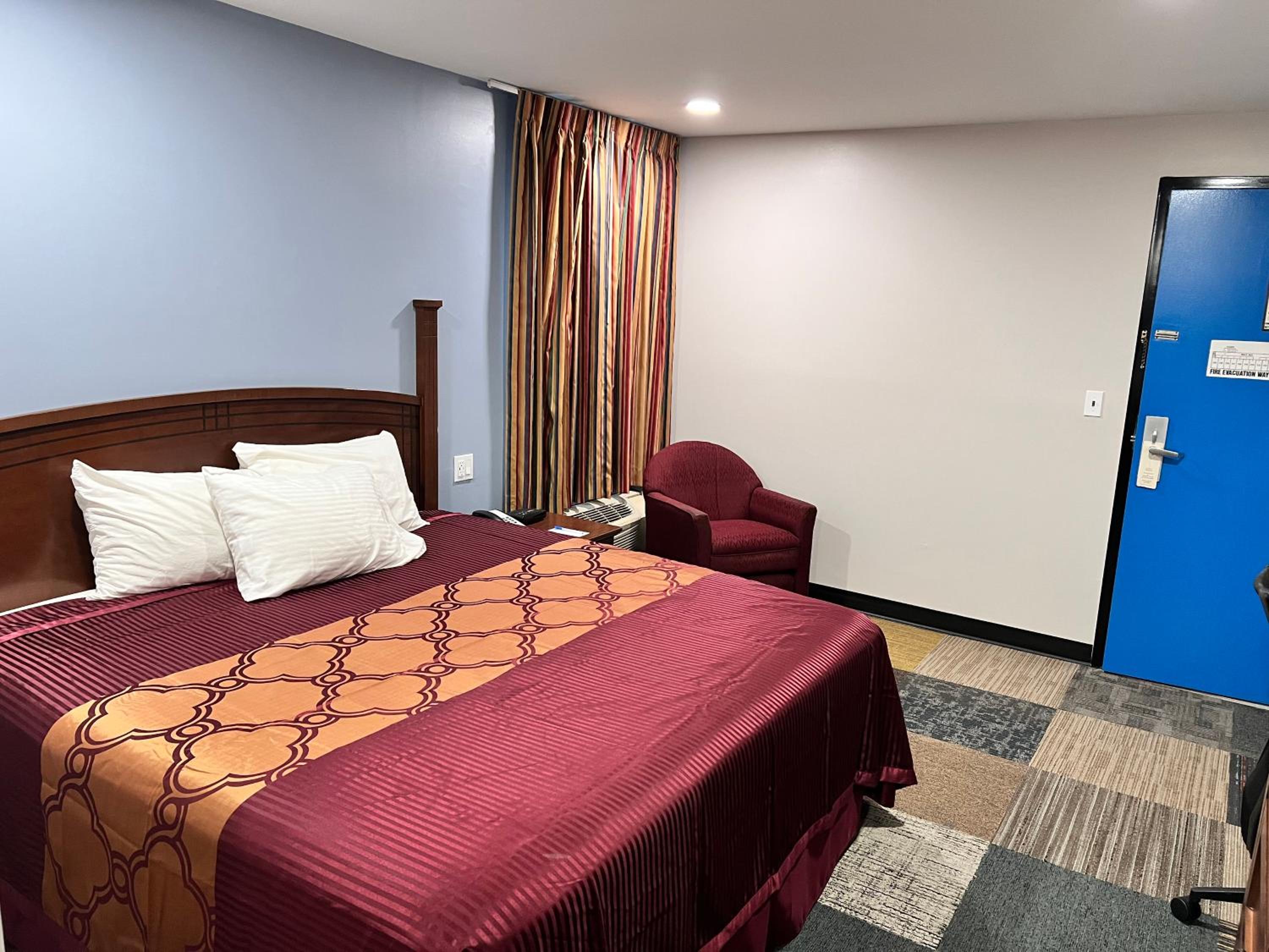 King Room with Tub - Non Smoking - Photo 10