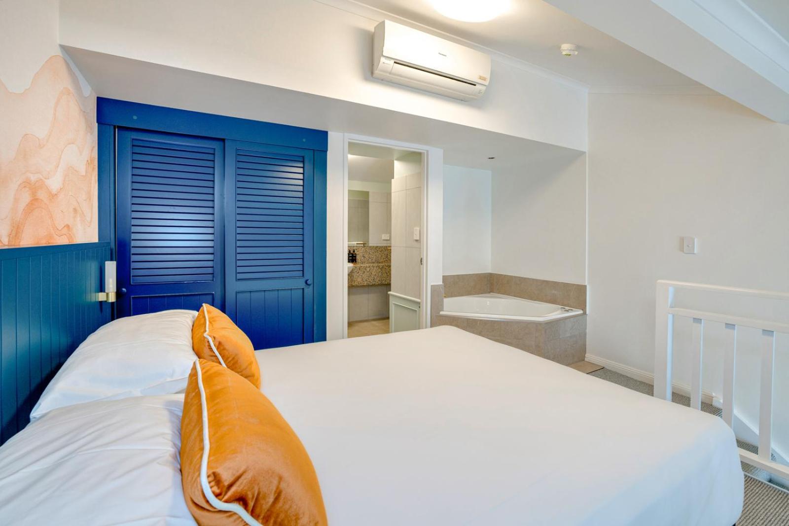 Loft Queen Room with Spa Bath - Photo 8