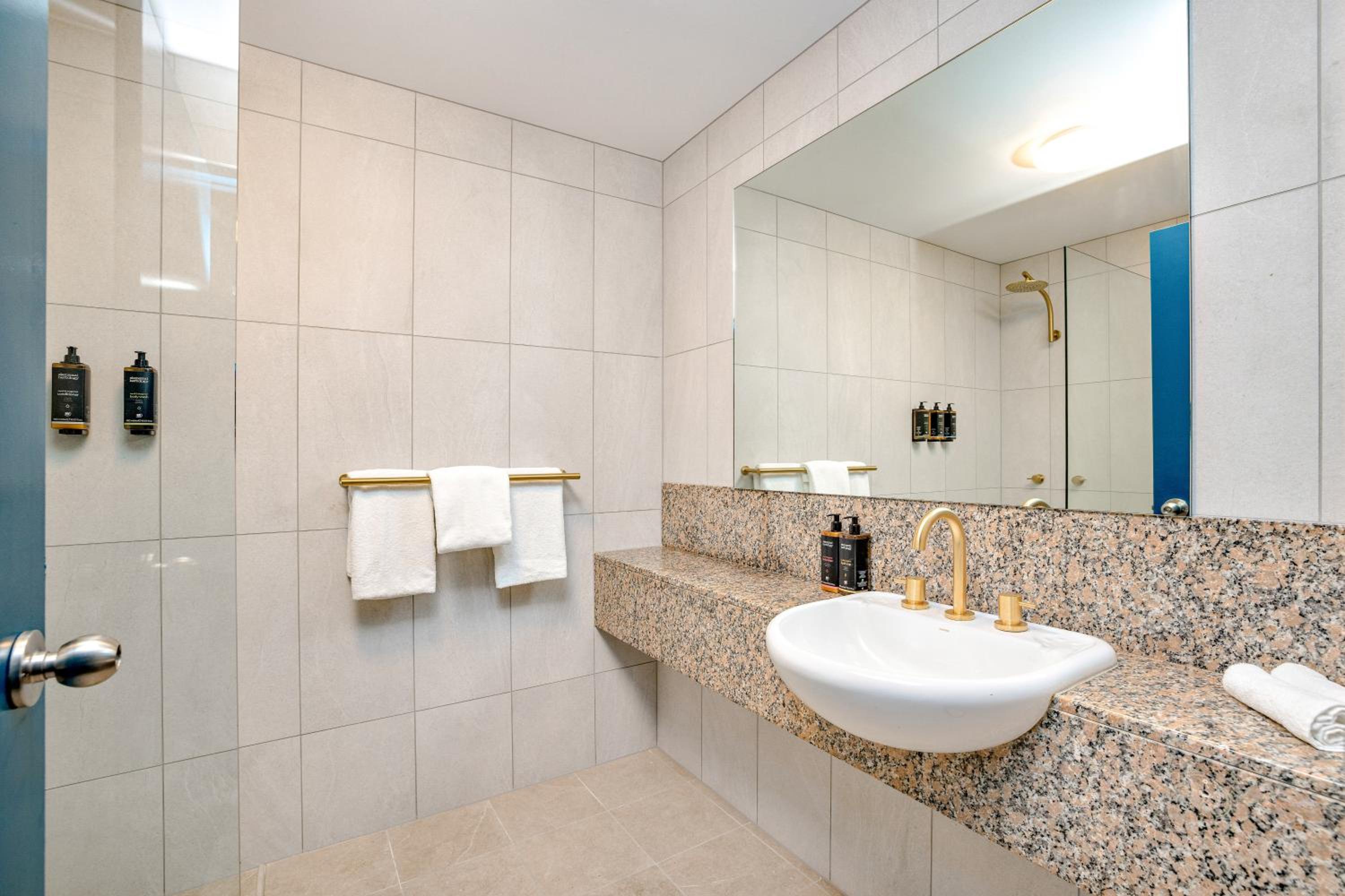 Loft Queen Room with Spa Bath - Photo 7