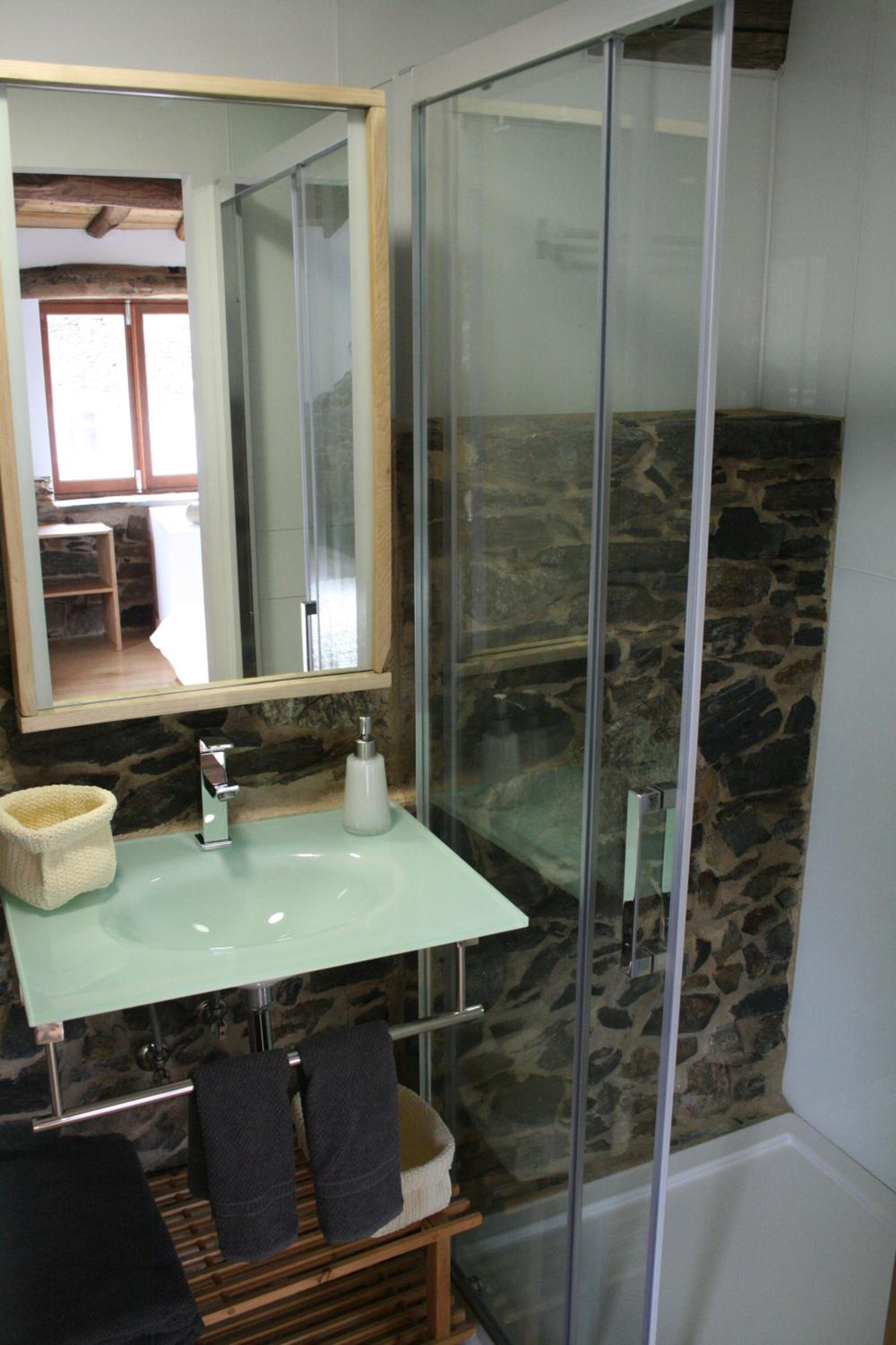 Double Room with Lake View - Photo 4