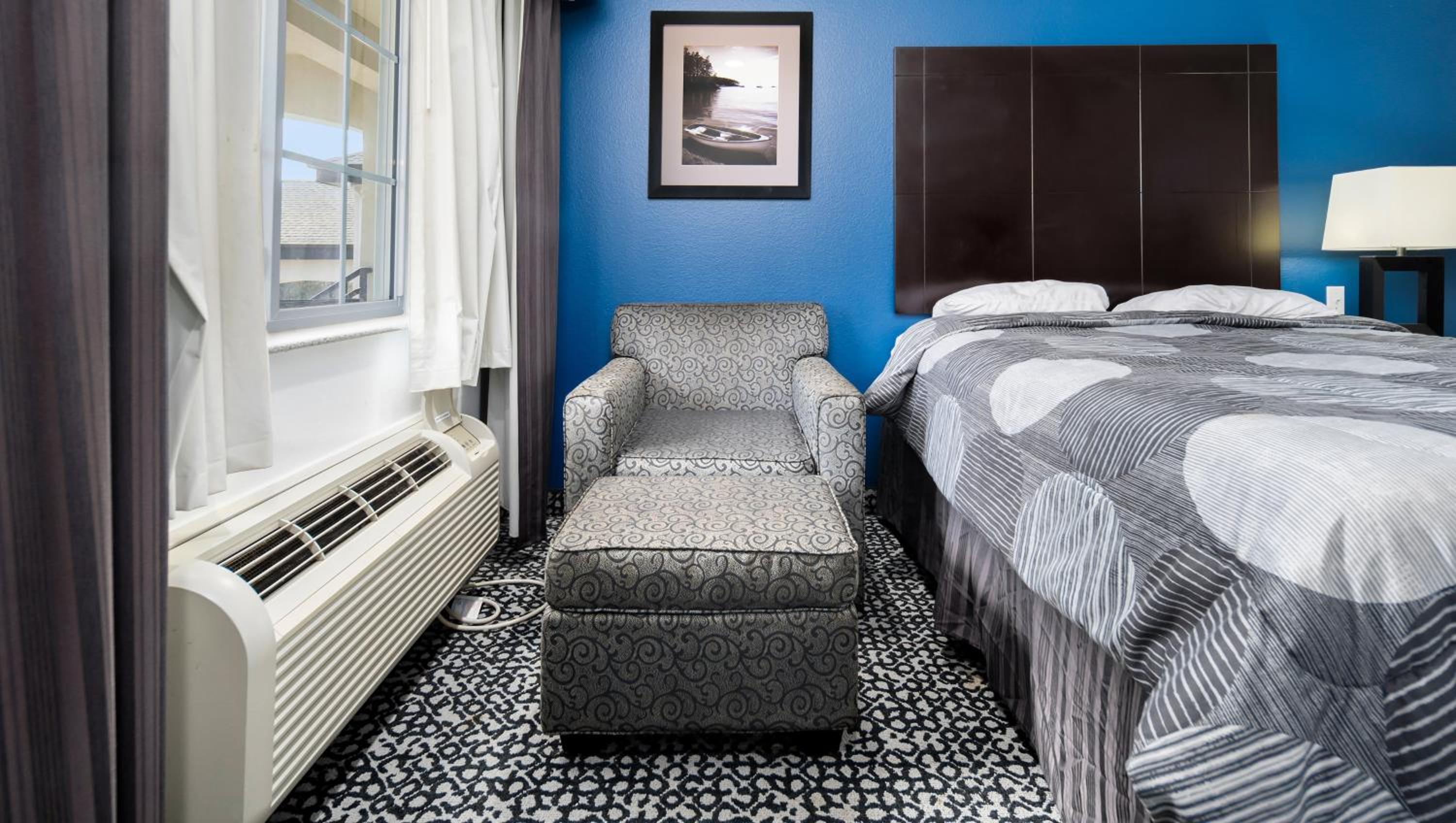 Queen Room with Two Queen Beds photo 3