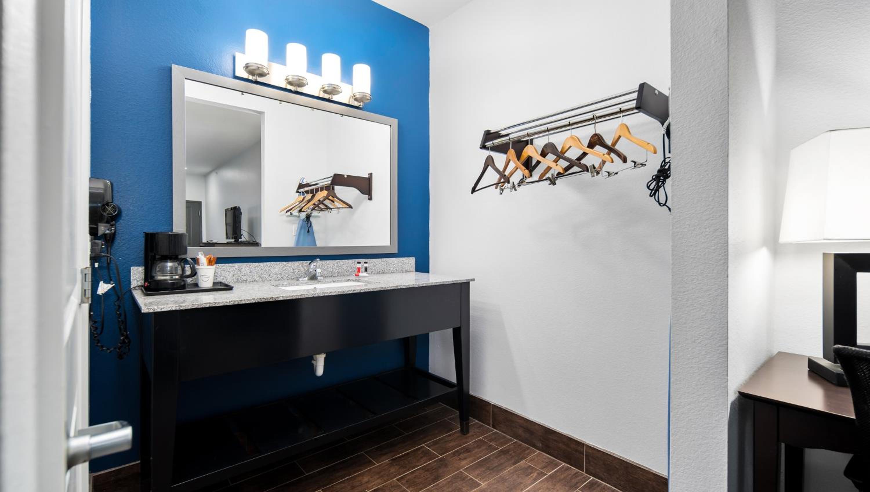 King Room with Kitchenette-Non Smoking photo 3