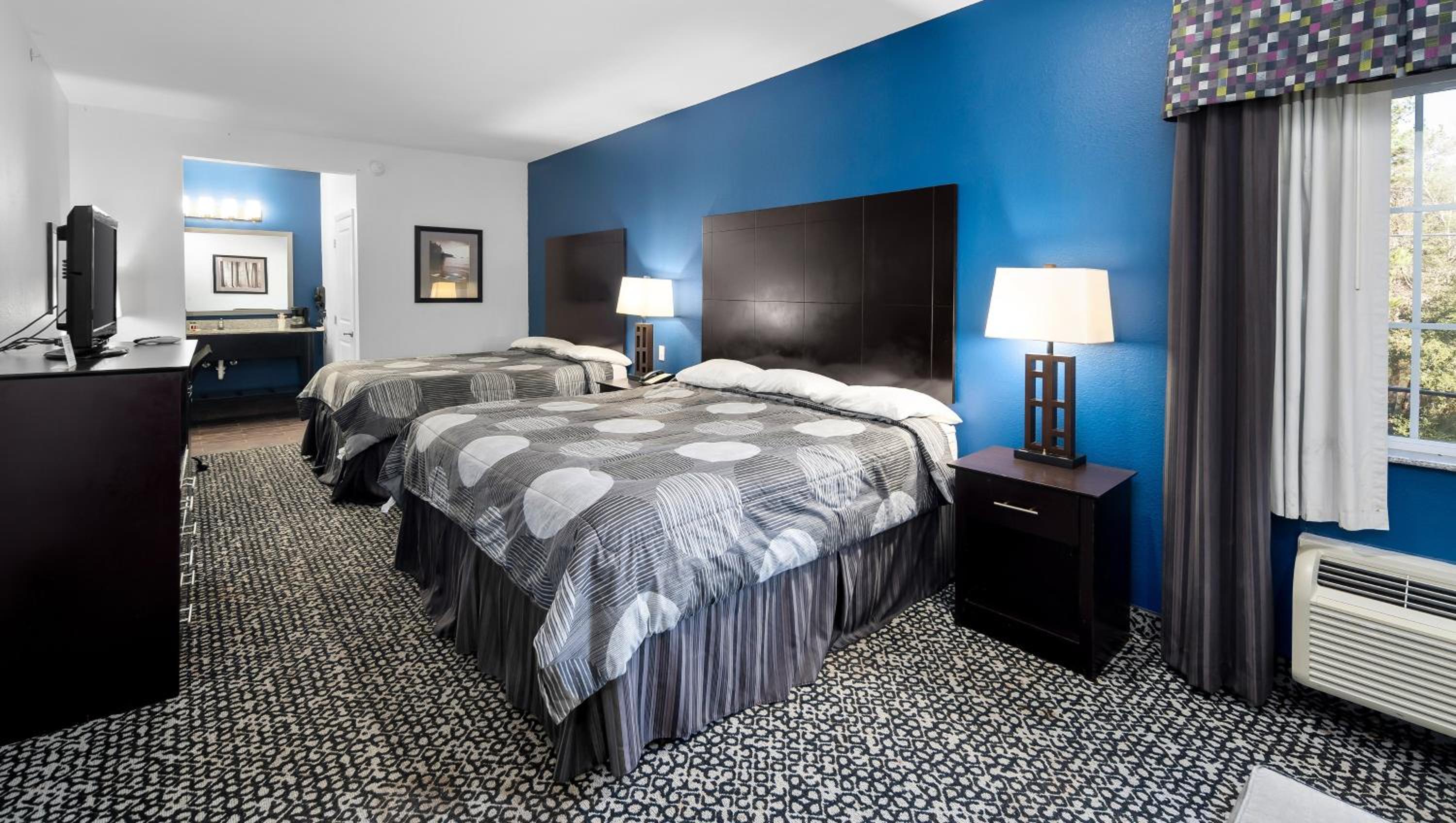 Queen Room with Two Queen Beds photo 2