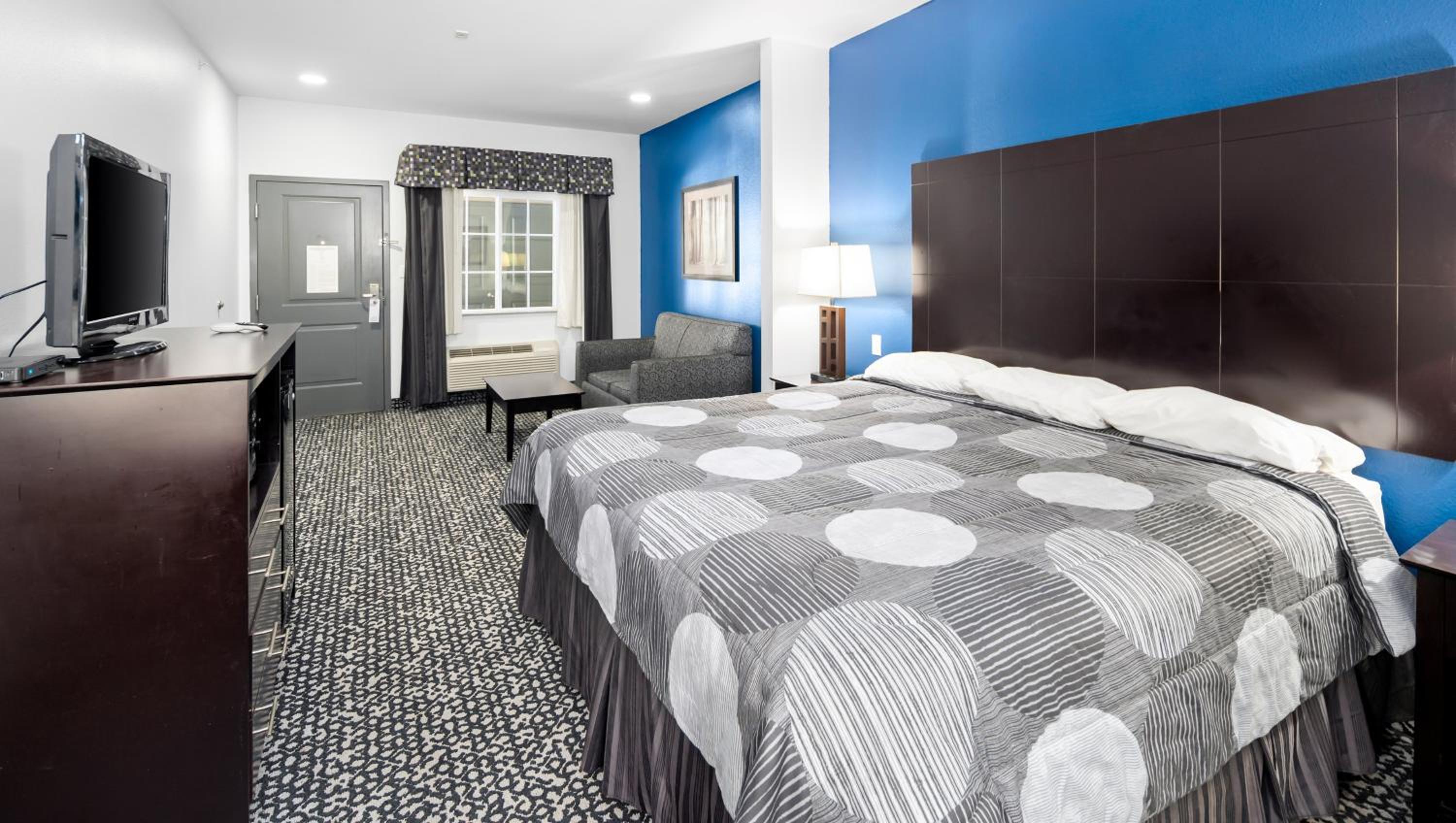 Standard Queen Room with Two Queen Beds photo 2