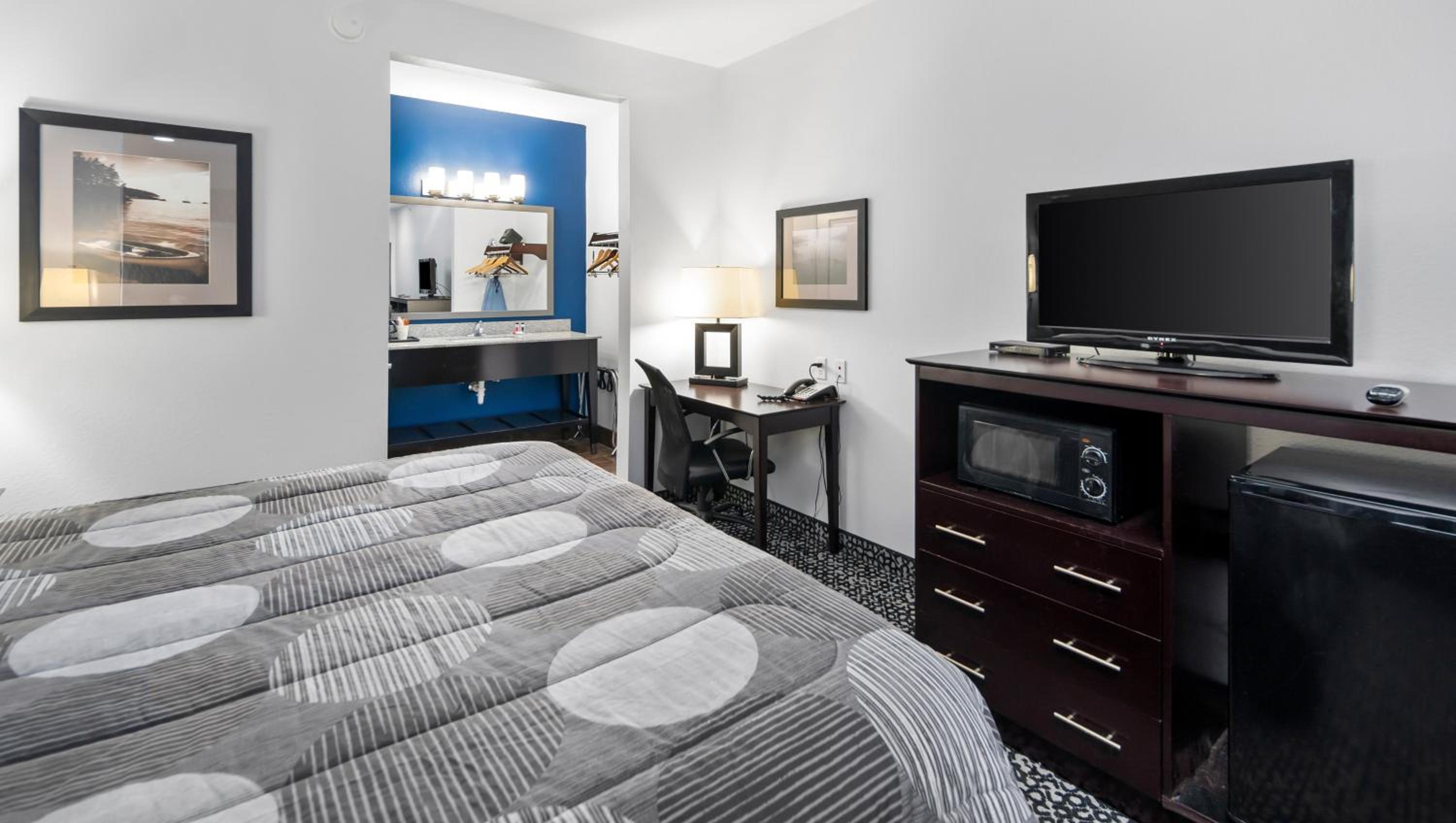 Standard Queen Room with Two Queen Beds photo 3