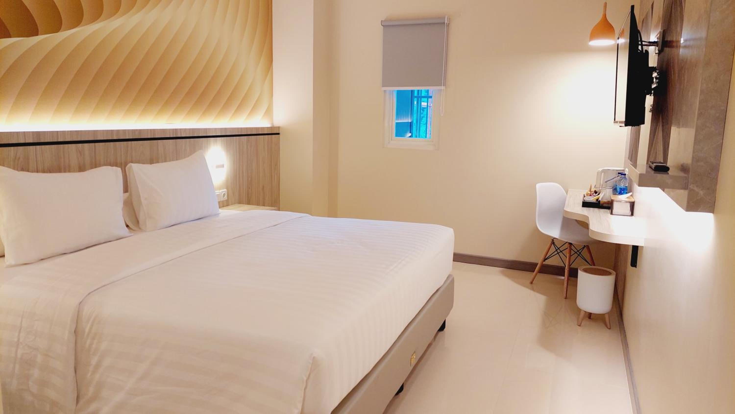 Deluxe King Room - Photo 7