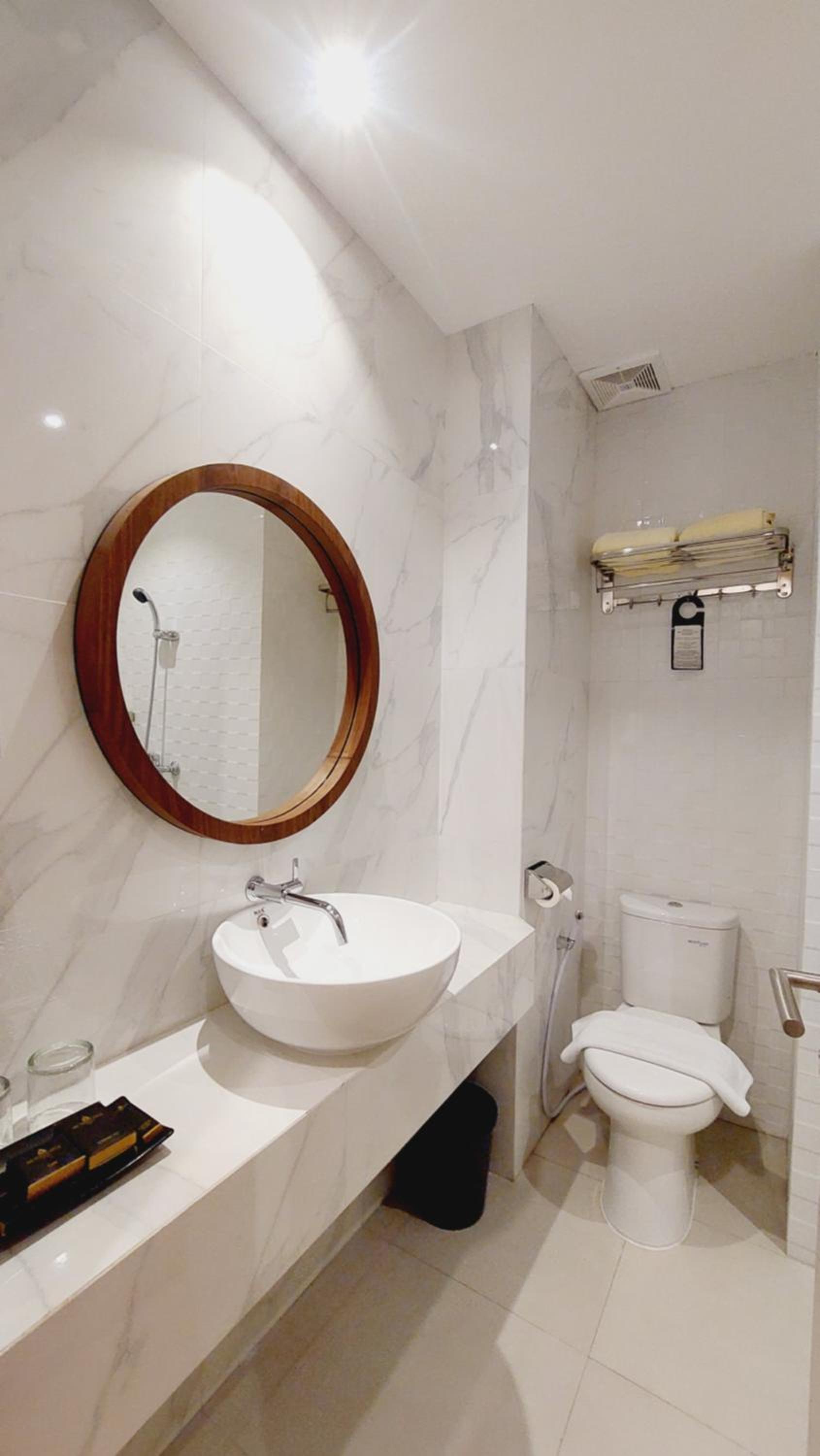 Deluxe King Room - Photo 11