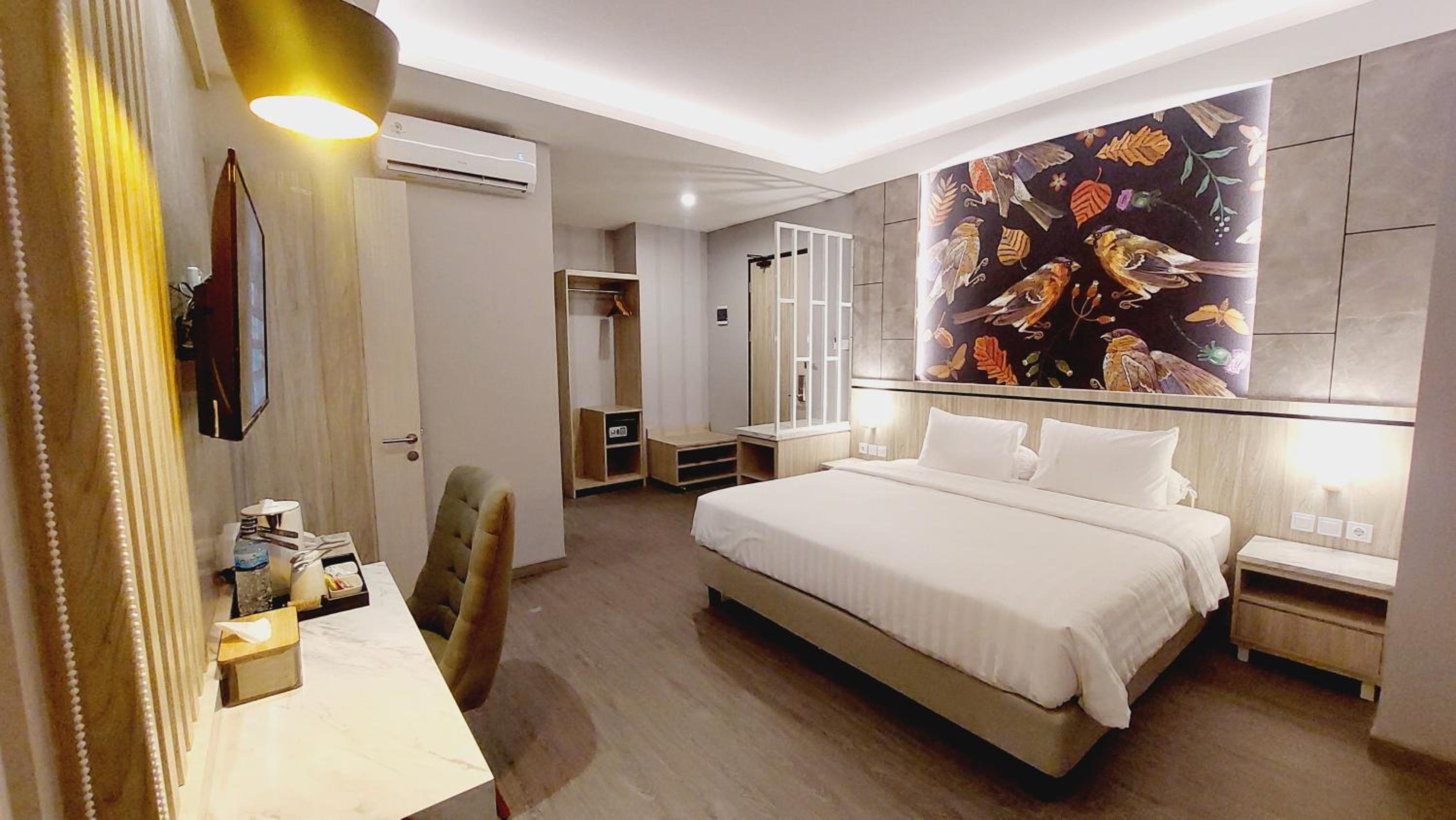 Executive Suite - Photo 1