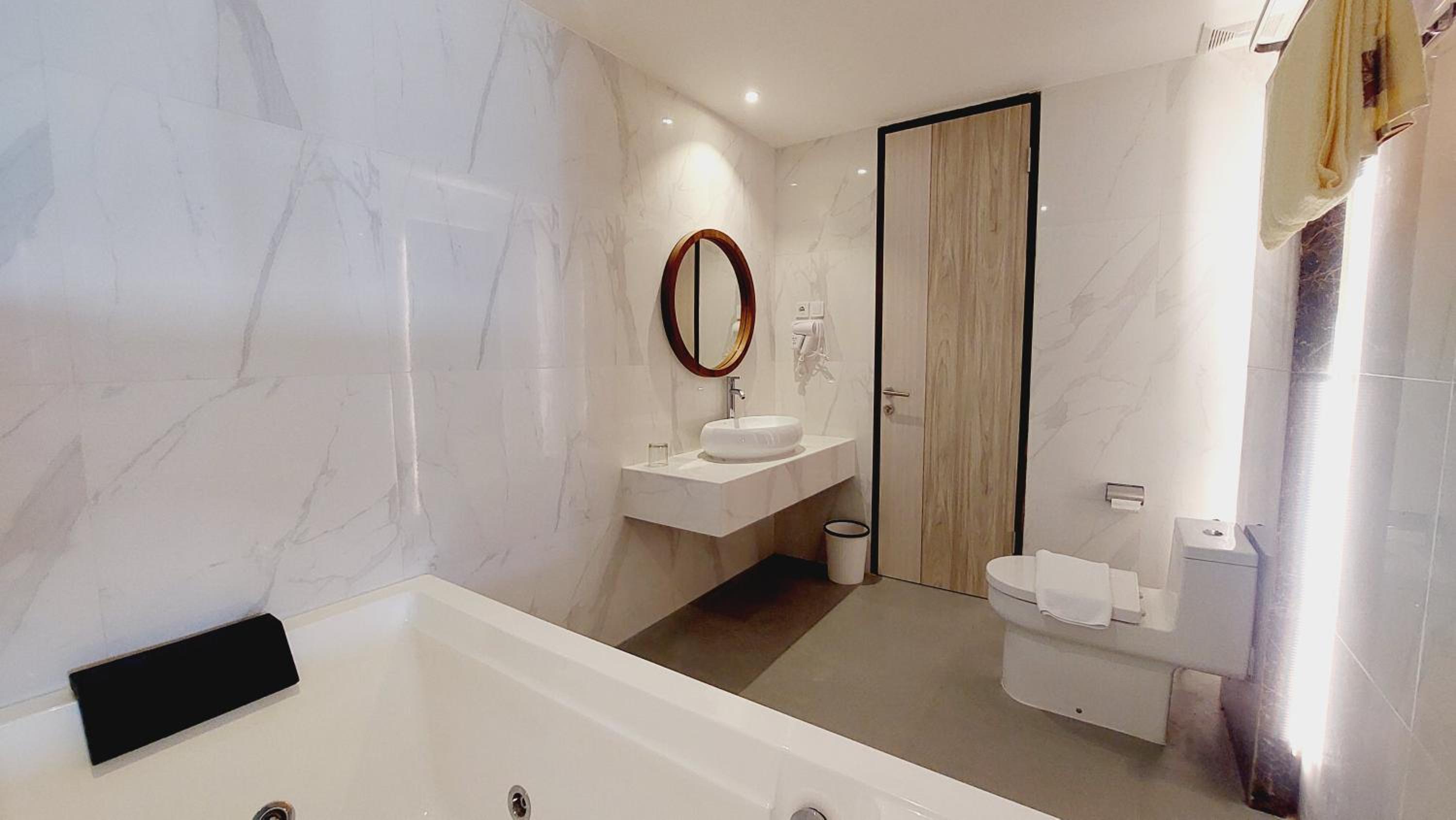 Executive Suite - Photo 8