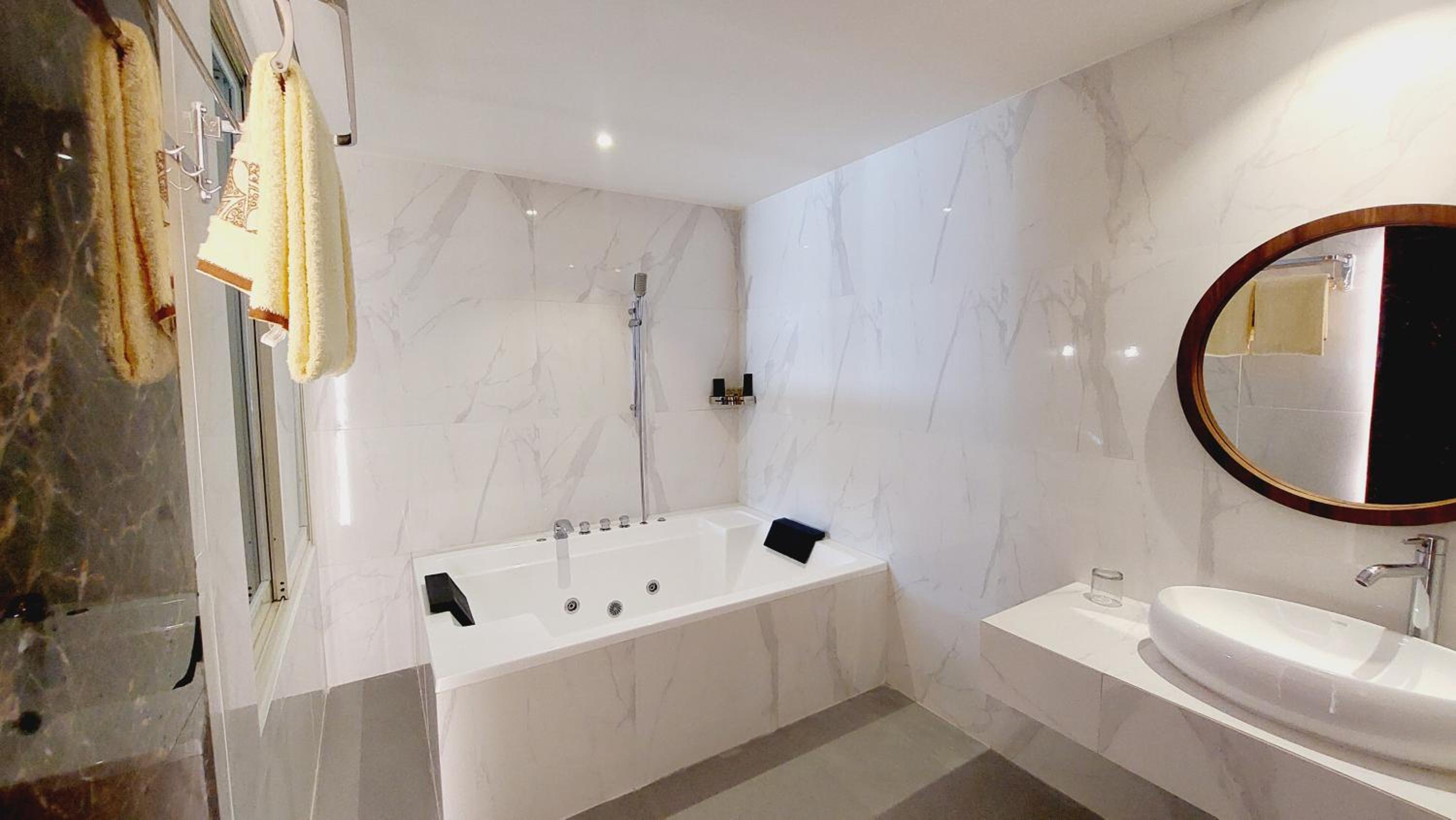 Executive Suite - Photo 9