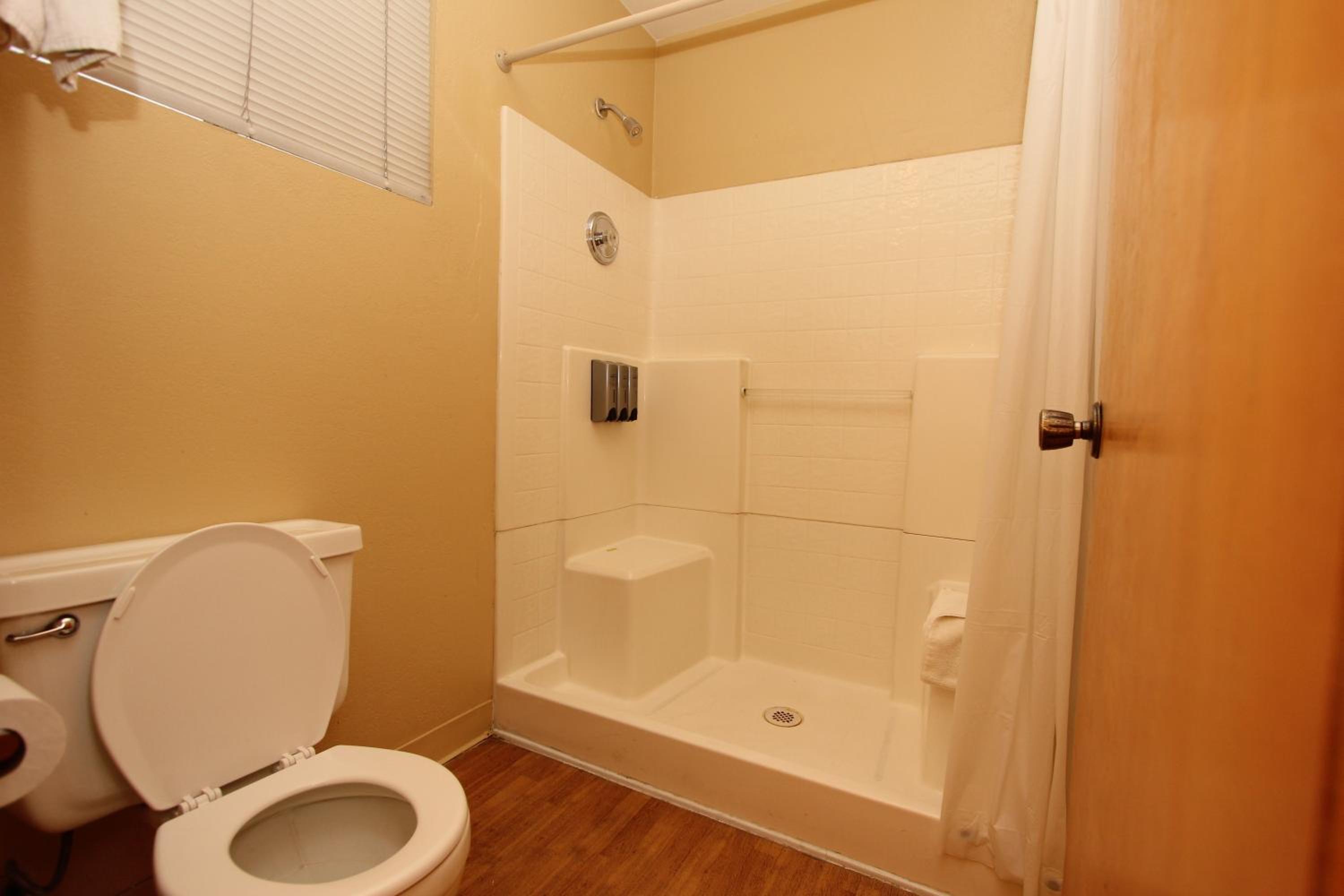 Queen Room with Two Queen Beds - Photo 2