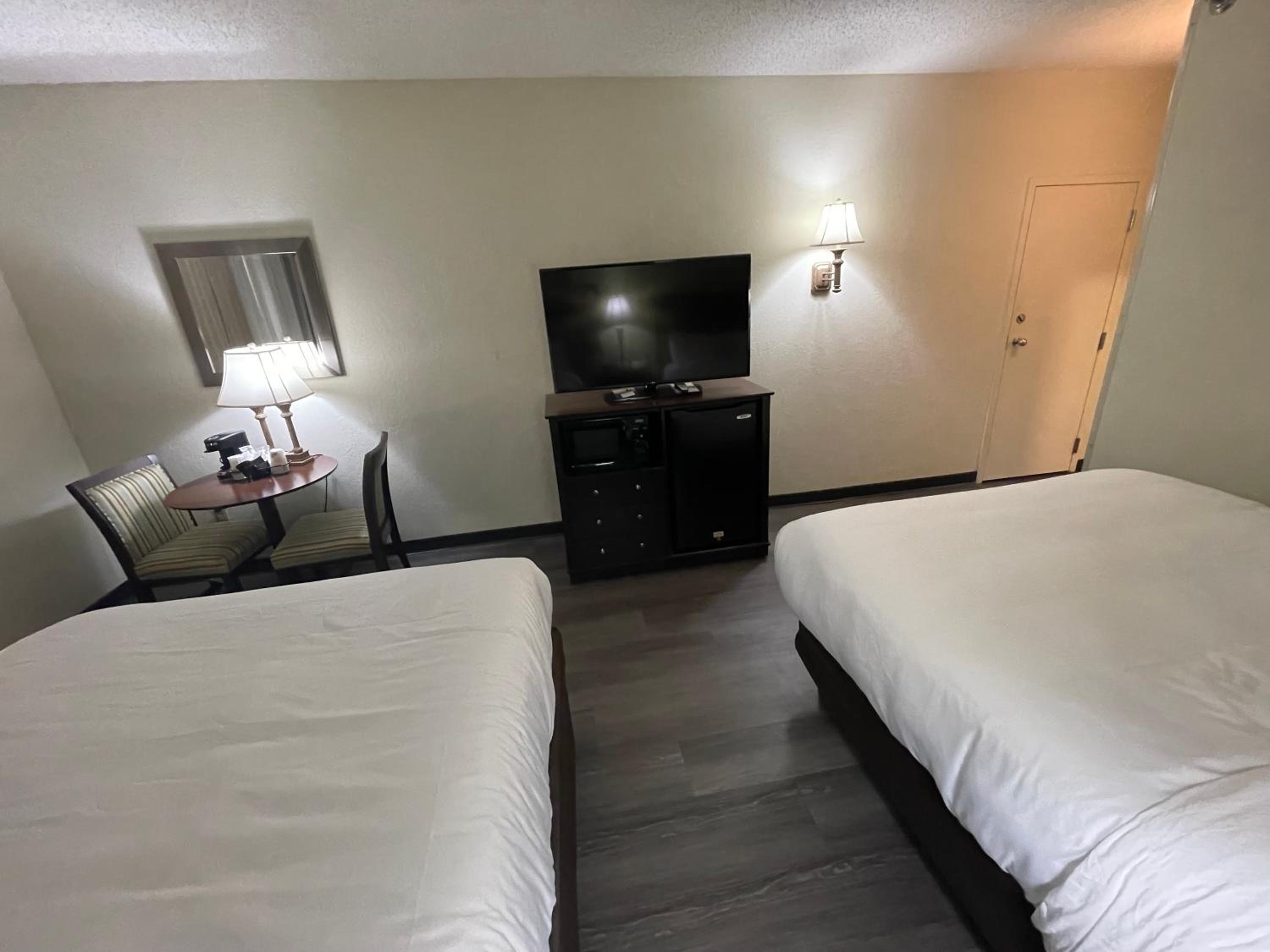 Queen Suite with Four Queen Beds - Non Smoking - Photo 17