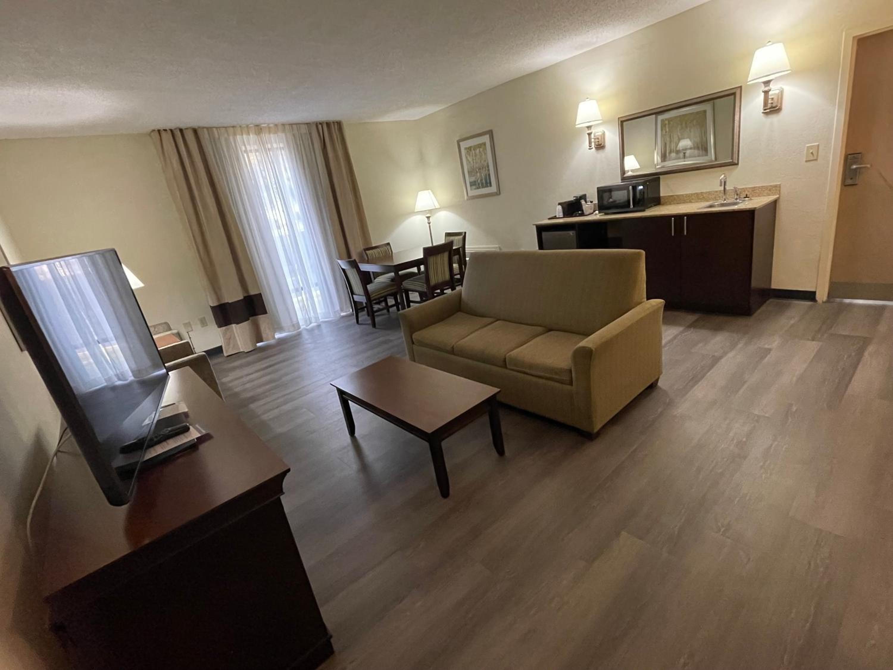 Queen Suite with Four Queen Beds - Non Smoking - Photo 26