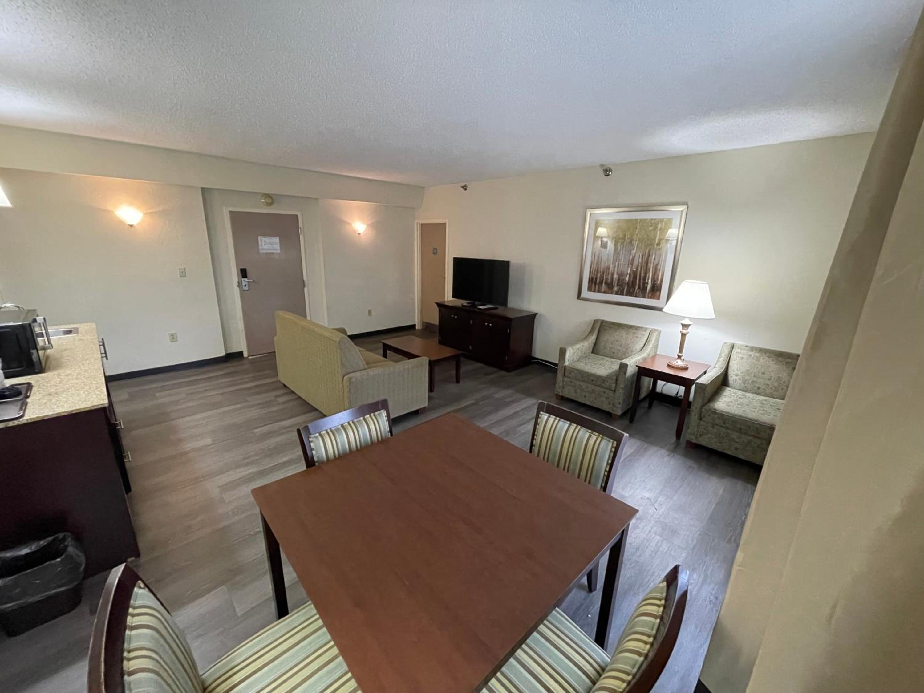 Queen Suite with Four Queen Beds - Non Smoking - Photo 21