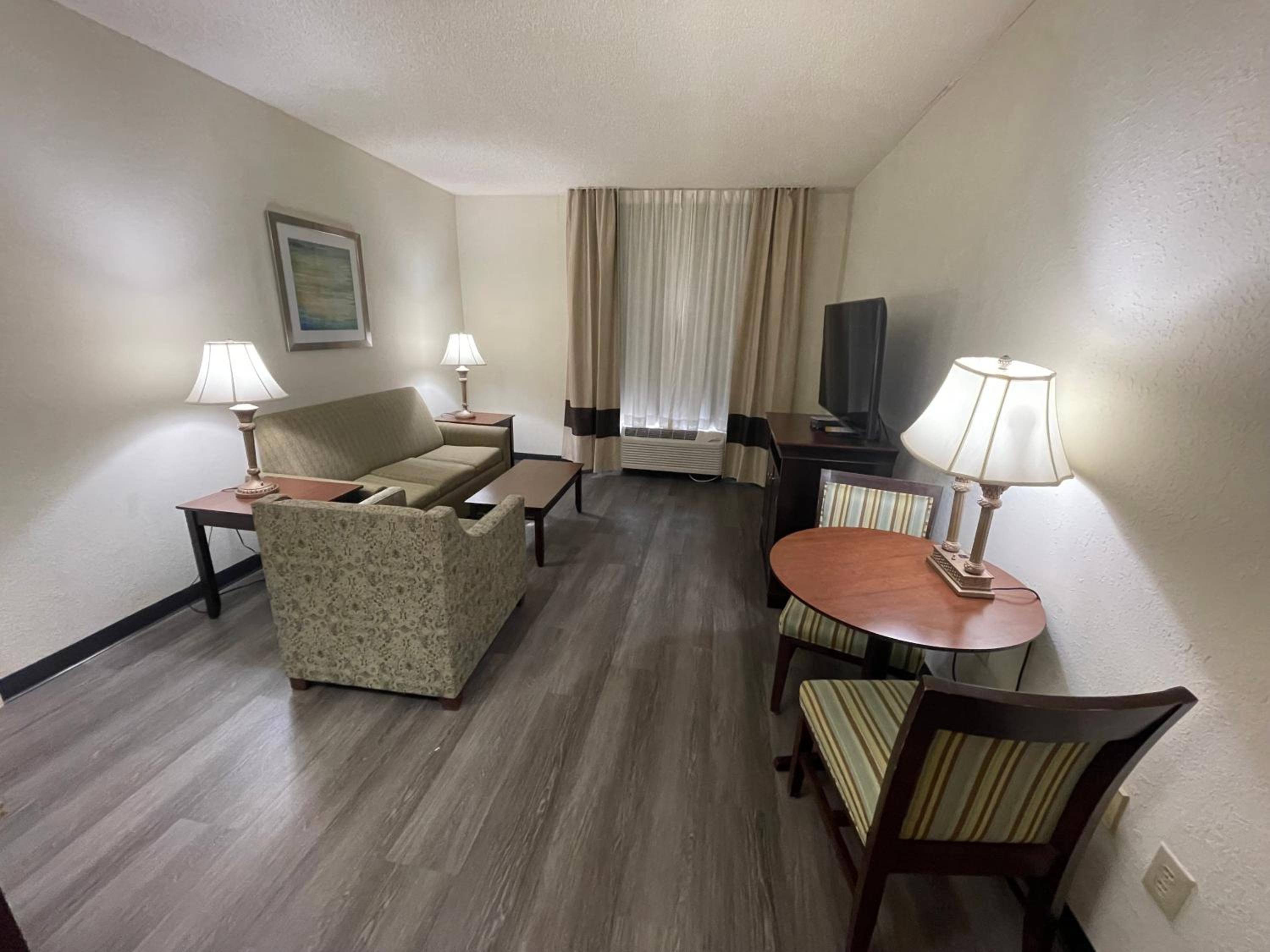 Queen Suite with Two Queen Beds - Non Smoking - Photo 4