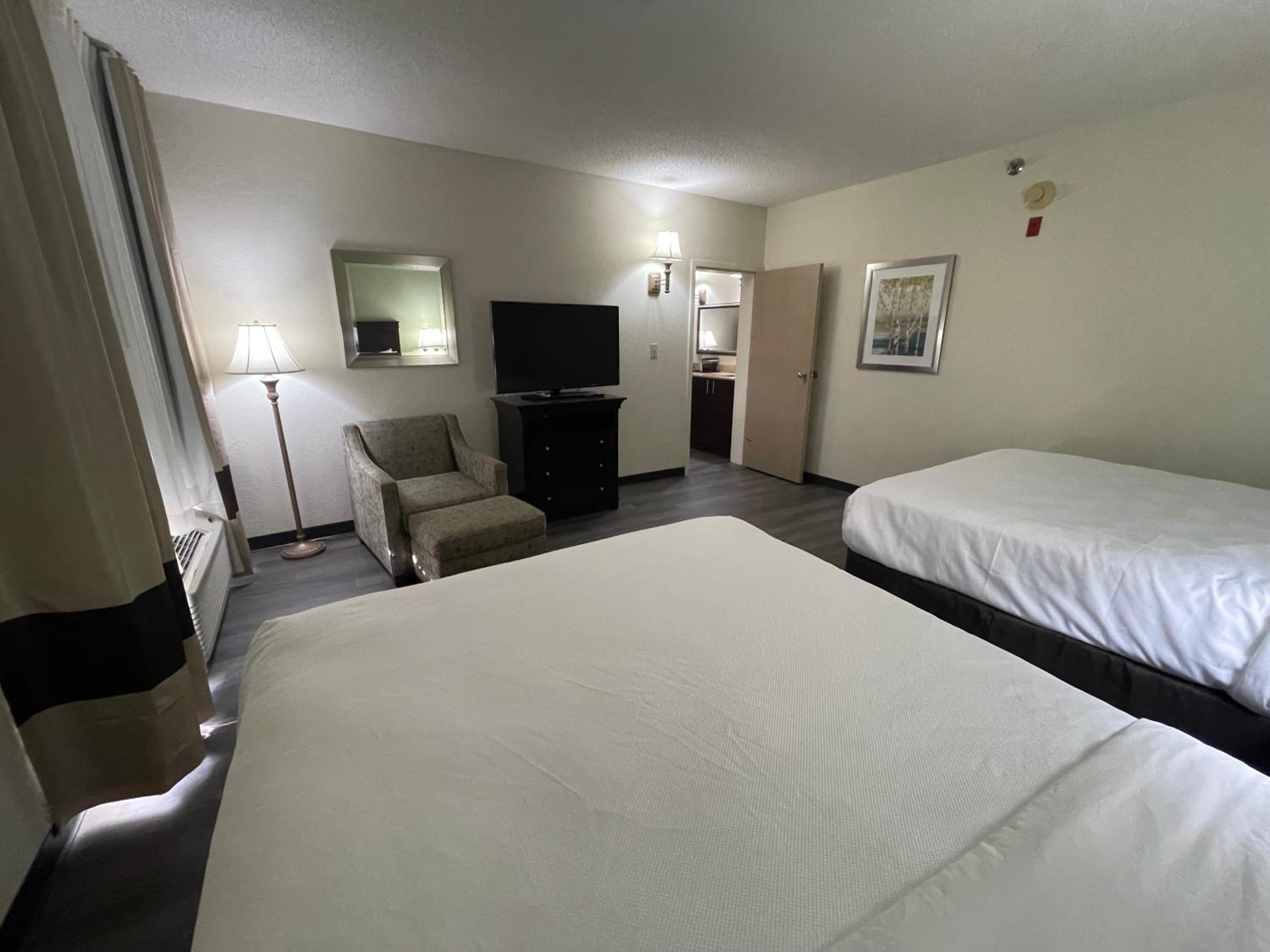 Queen Suite with Two Queen Beds - Non Smoking - Photo 3