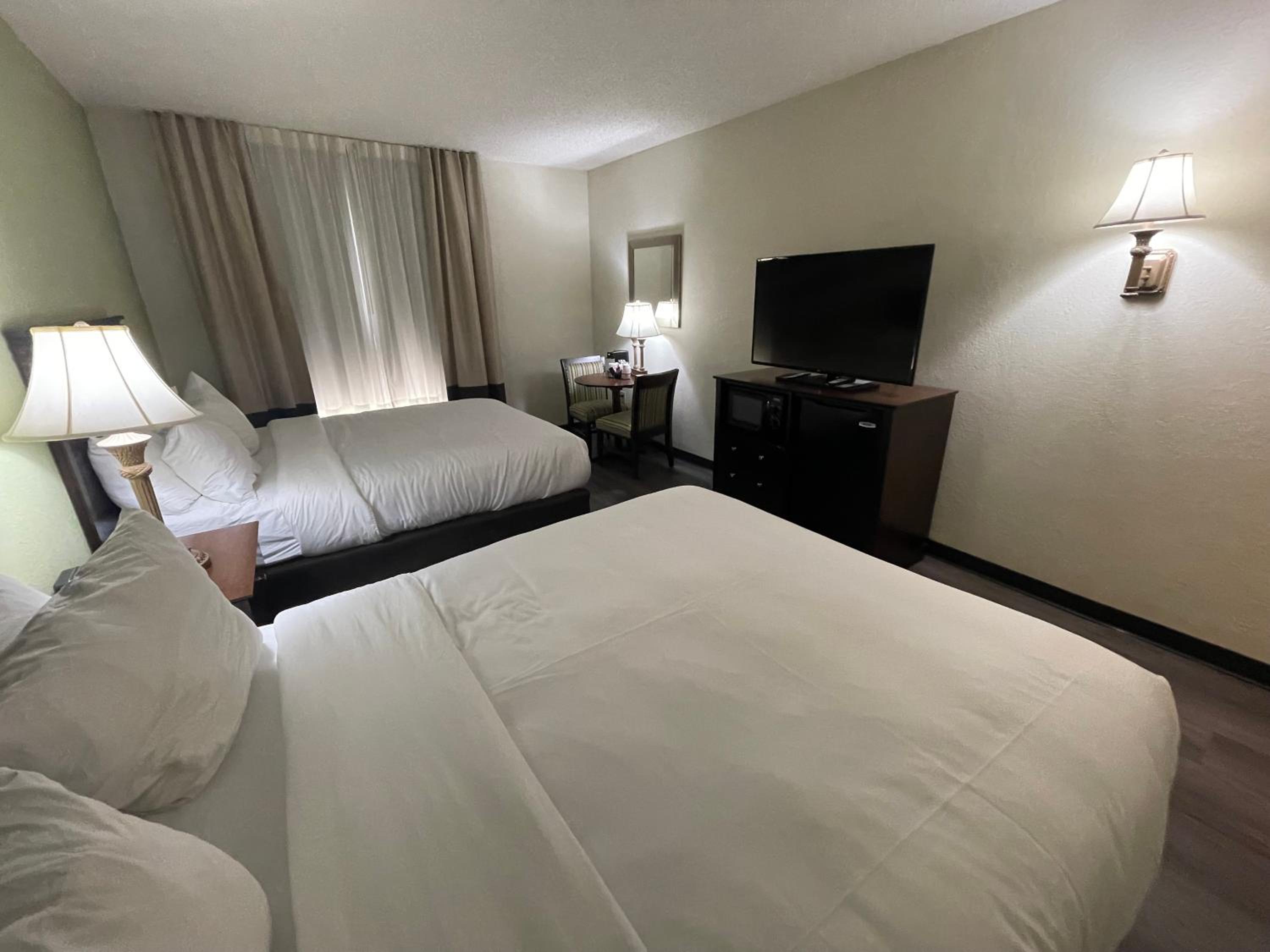 Queen Suite with Four Queen Beds - Non Smoking - Photo 18