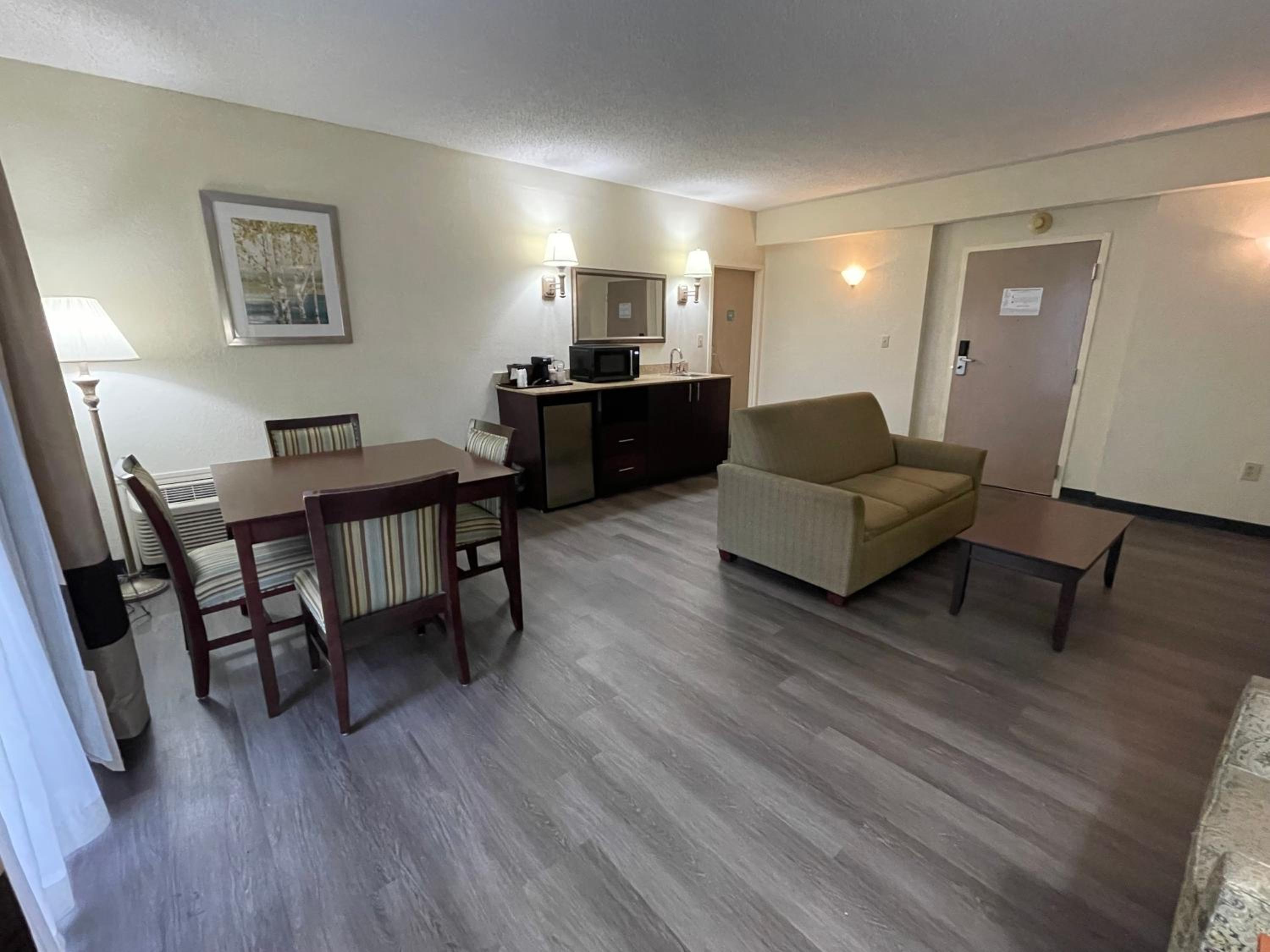 Queen Suite with Four Queen Beds - Non Smoking - Photo 22