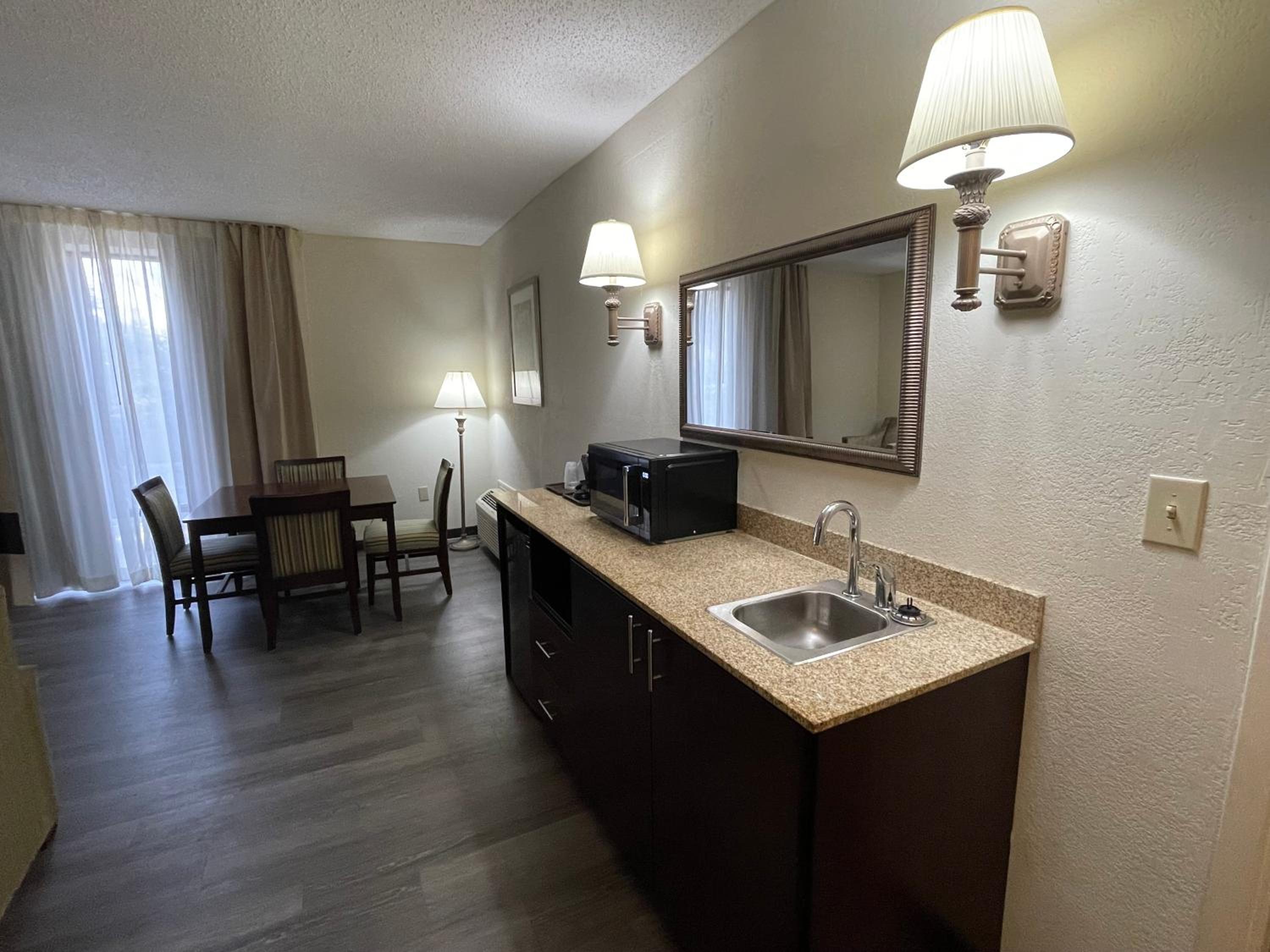 Queen Suite with Four Queen Beds - Non Smoking - Photo 25