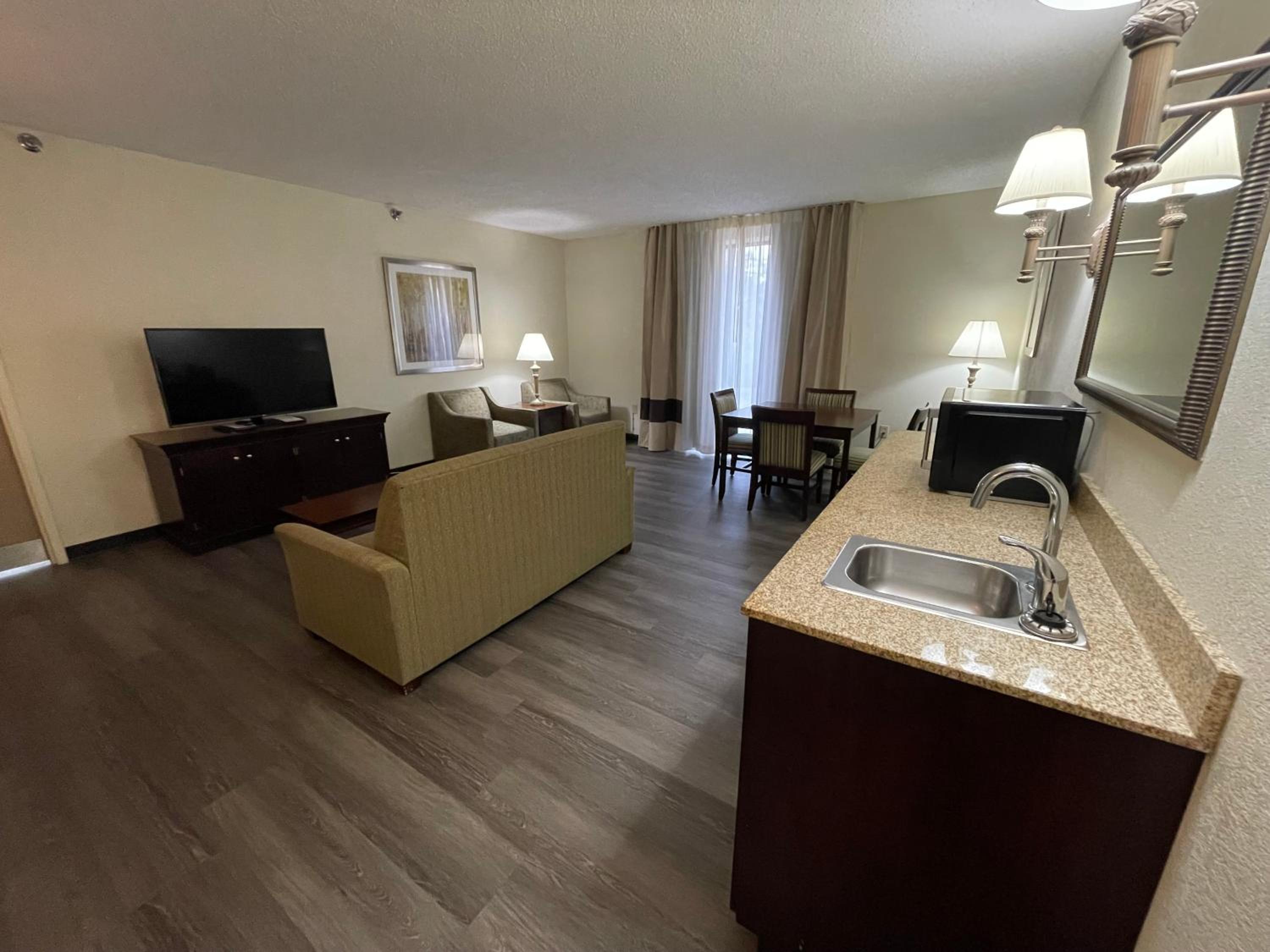 Queen Suite with Four Queen Beds - Non Smoking - Photo 19