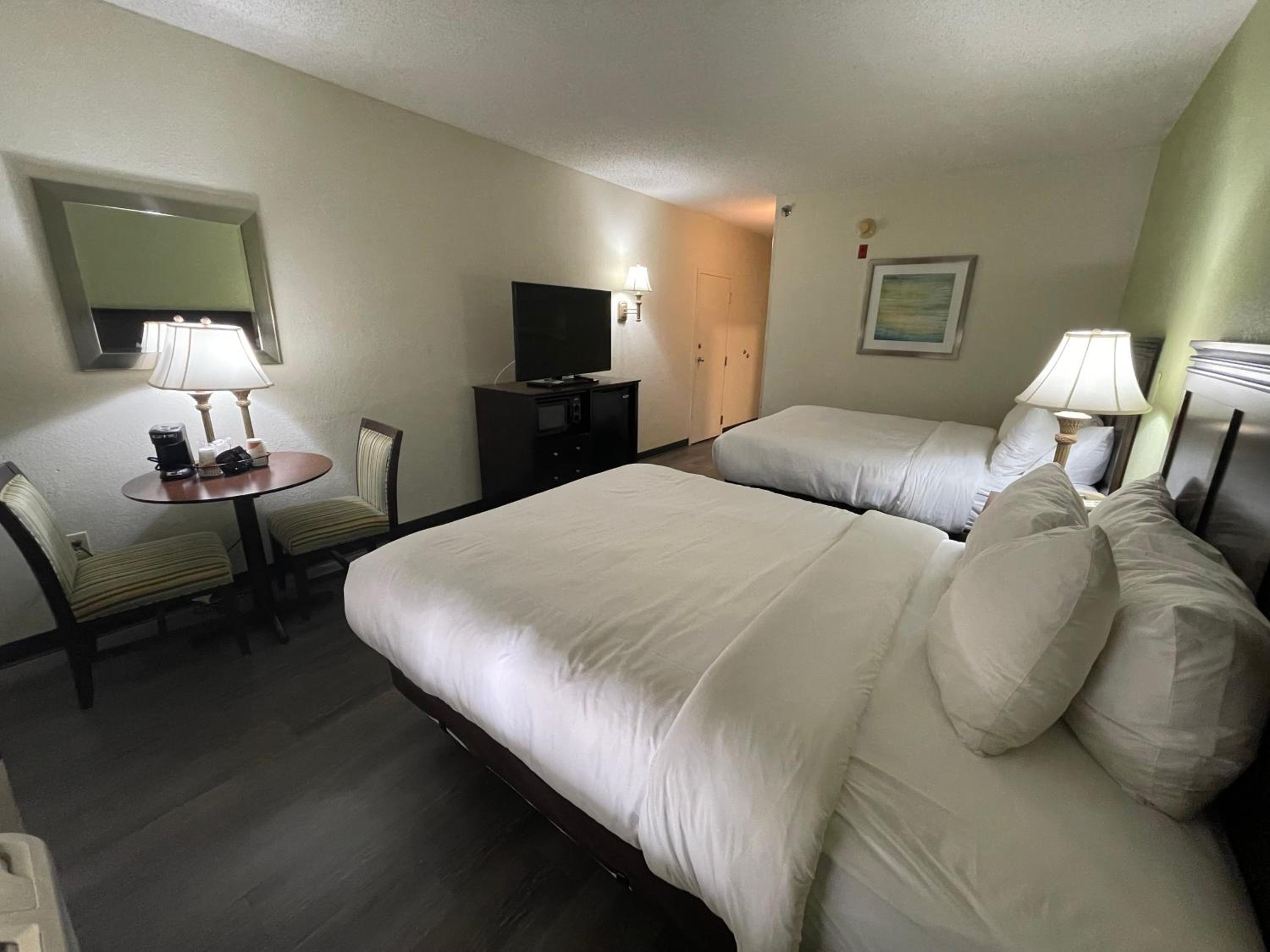 Queen Suite with Four Queen Beds - Non Smoking - Photo 24