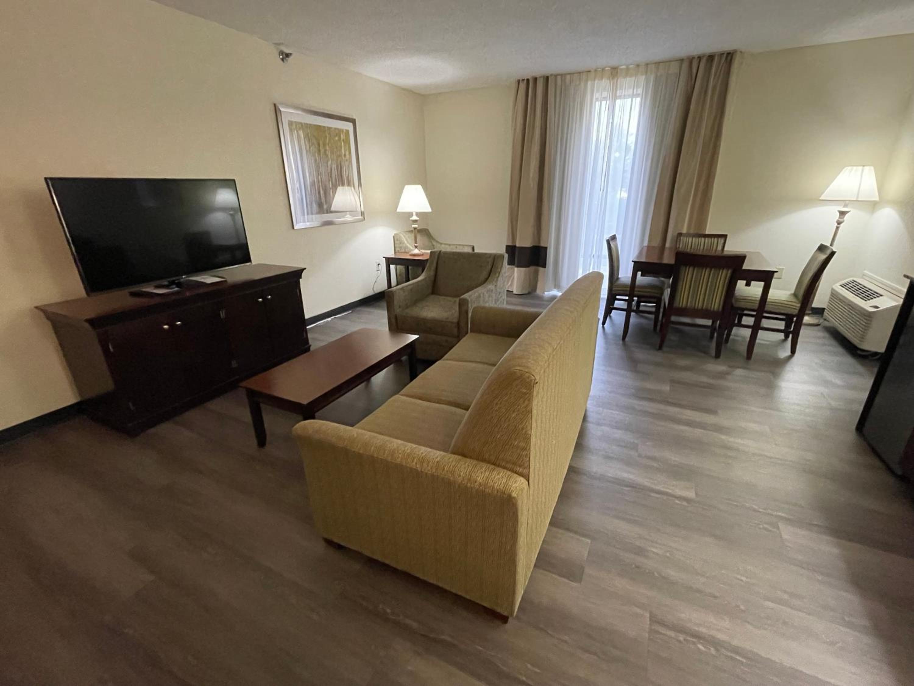 Queen Suite with Four Queen Beds - Non Smoking - Photo 9