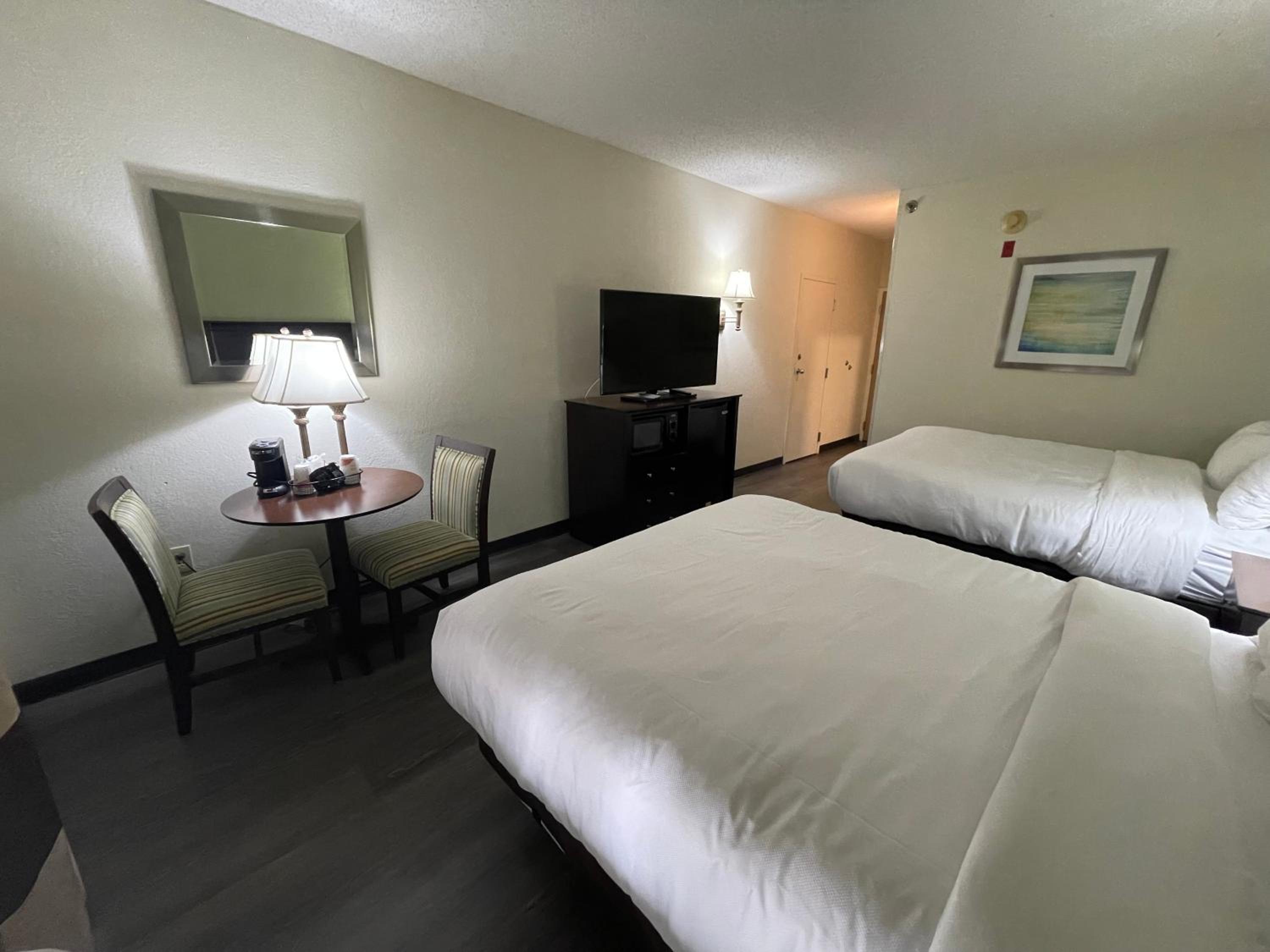 Queen Suite with Four Queen Beds - Non Smoking - Photo 5