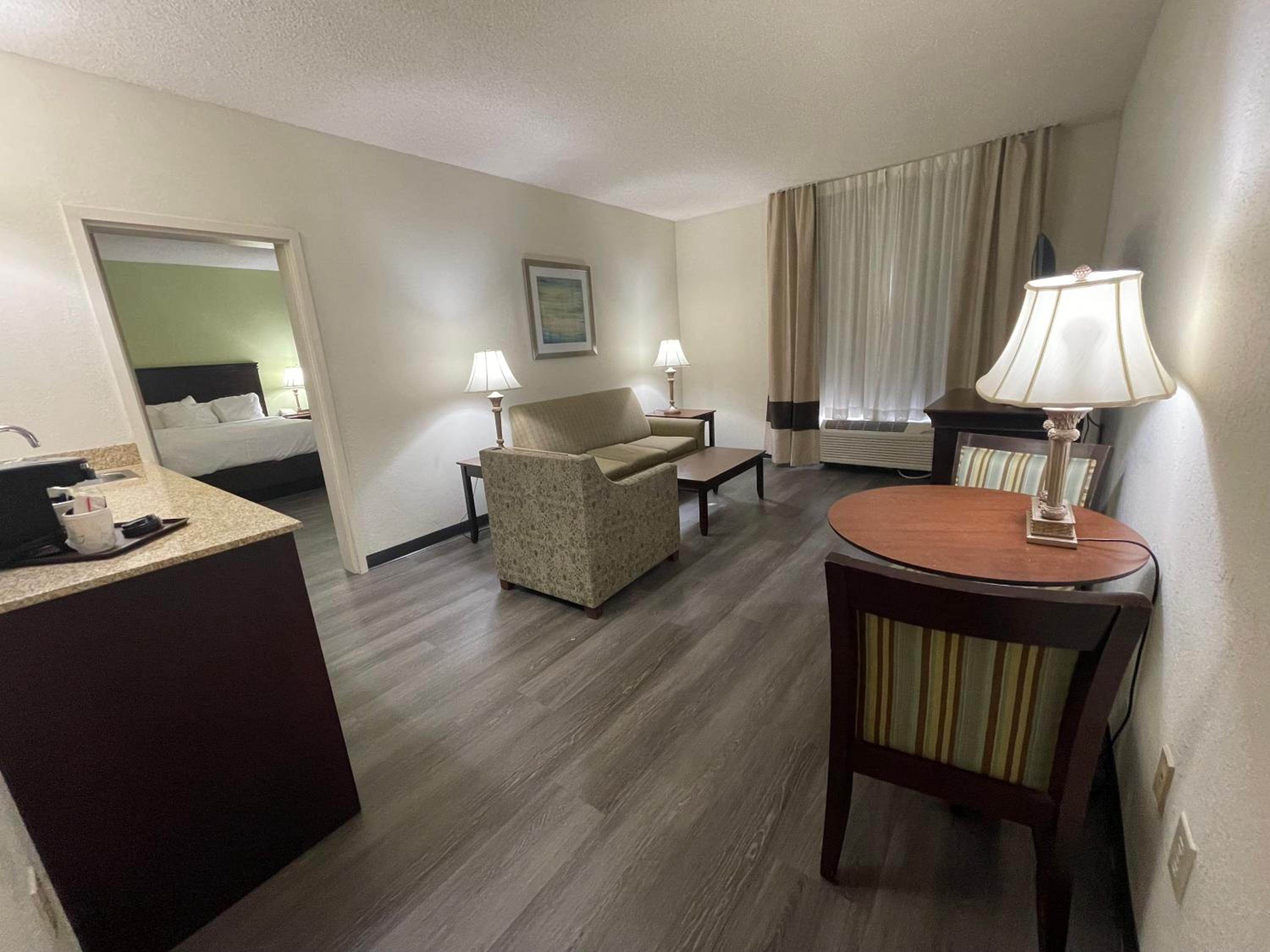 Queen Suite with Two Queen Beds - Non Smoking - Photo 6