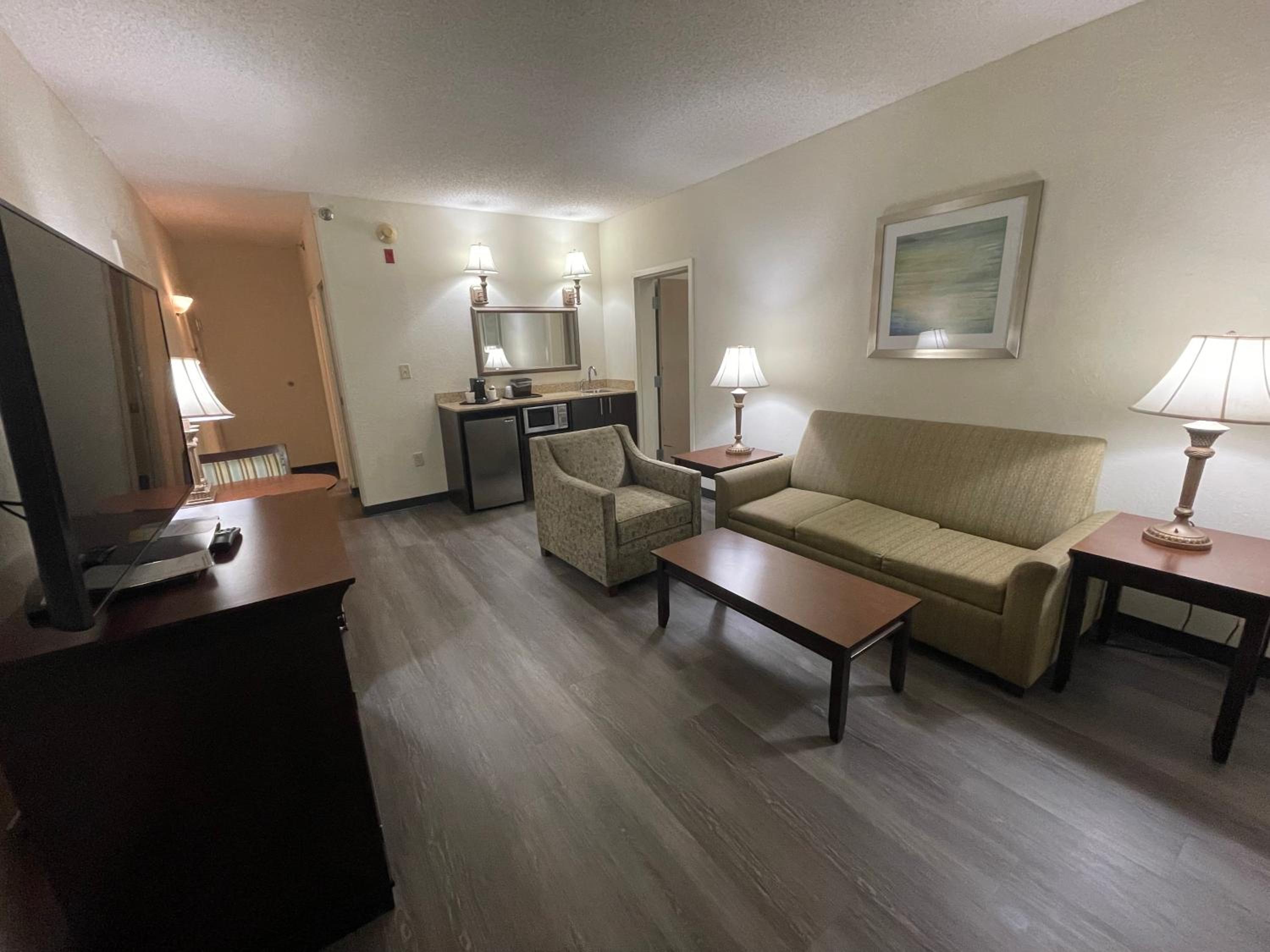Queen Suite with Two Queen Beds - Non Smoking - Photo 2