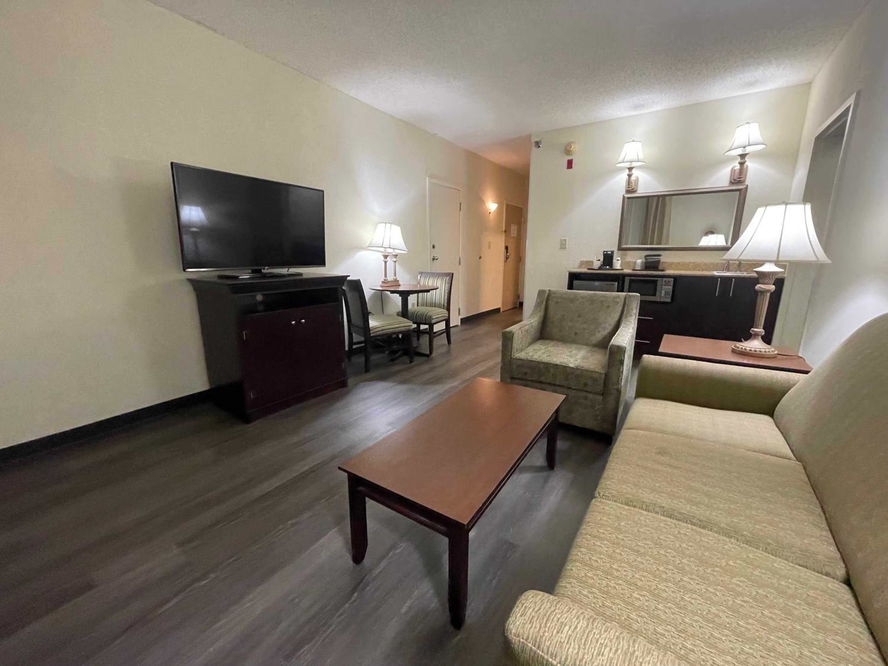 Queen Suite with Two Queen Beds - Non Smoking - Photo 5