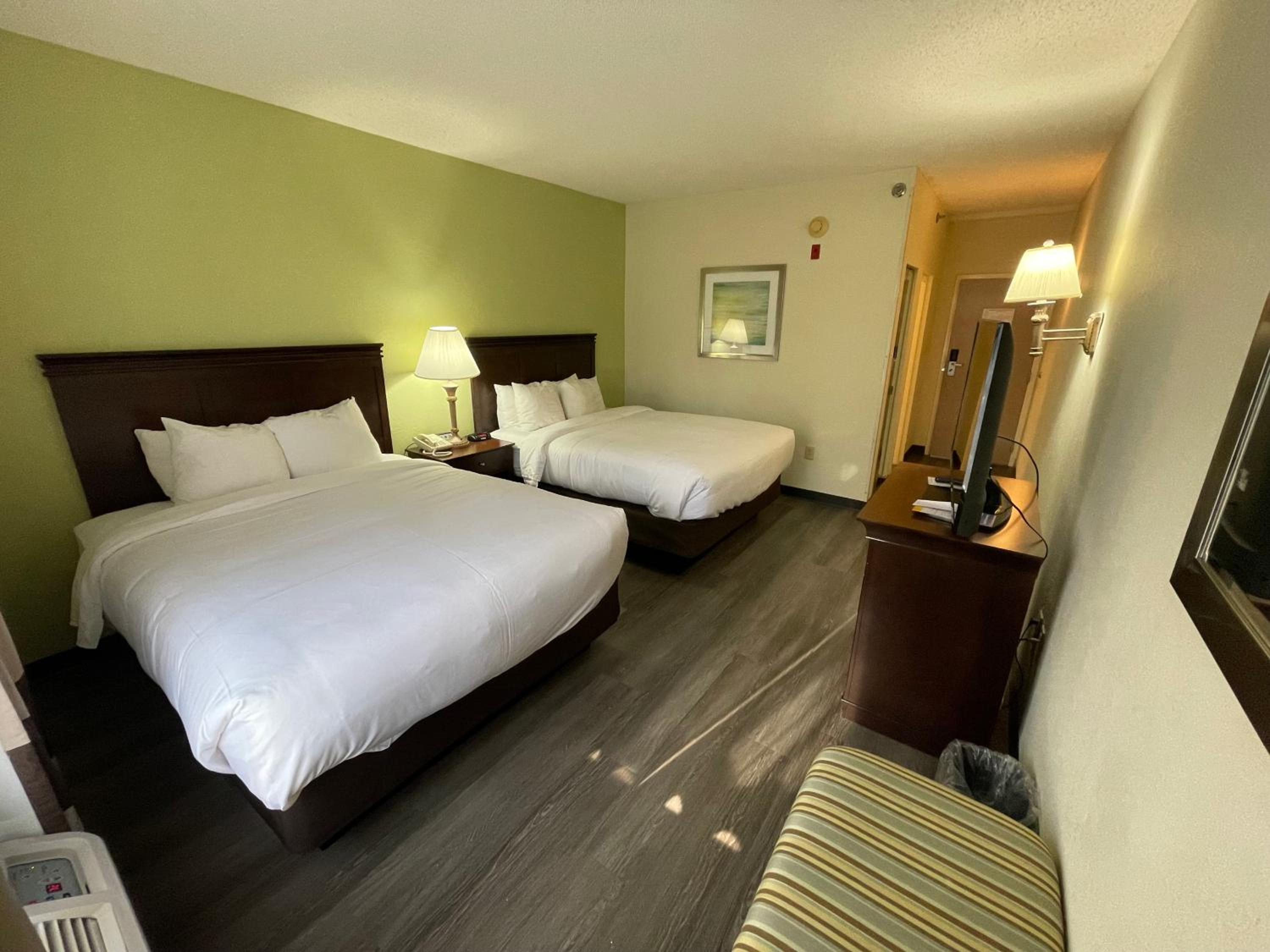 Queen Suite with Four Queen Beds - Non Smoking - Photo 7