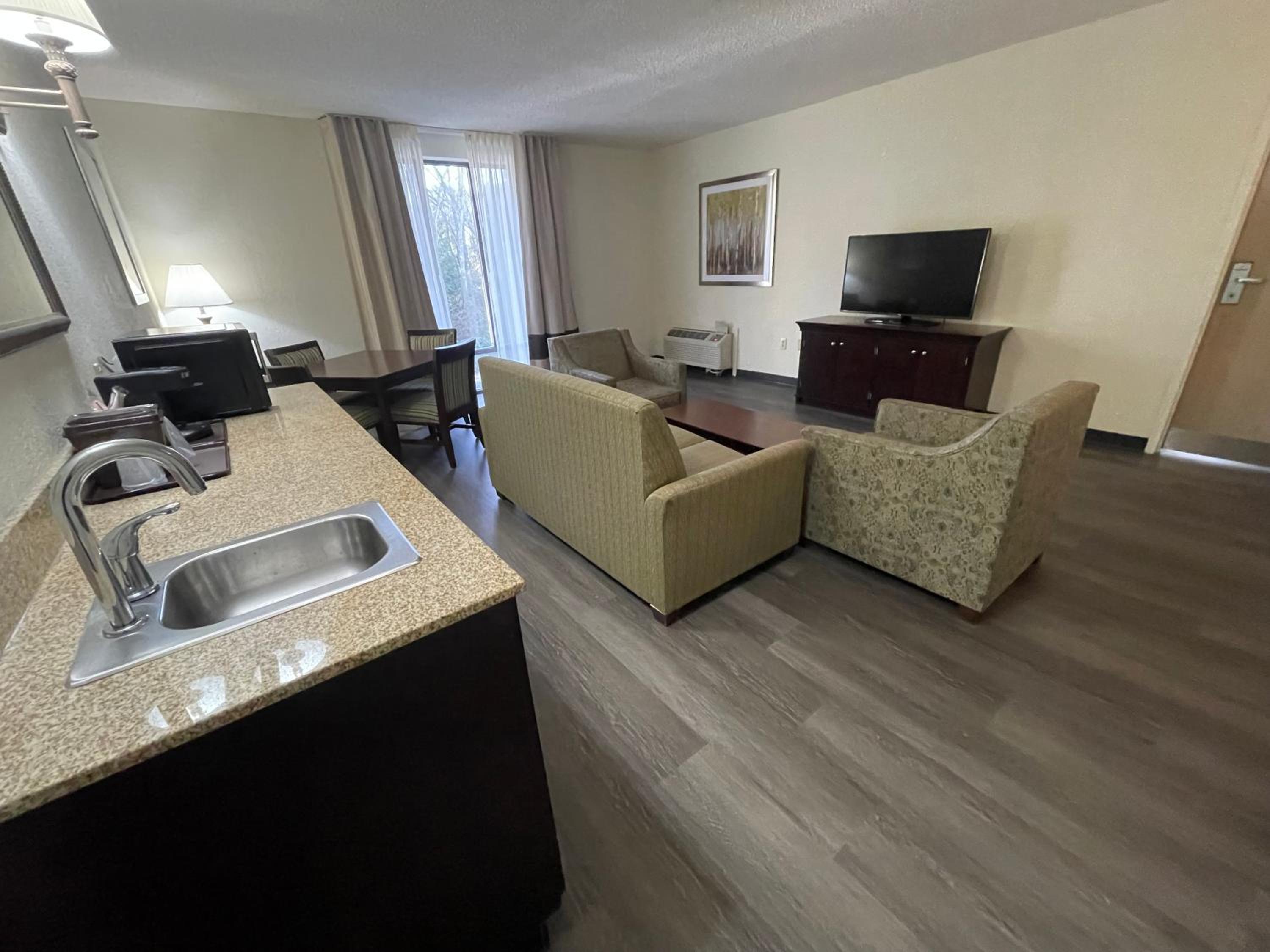 Queen Suite with Four Queen Beds - Non Smoking - Photo 13