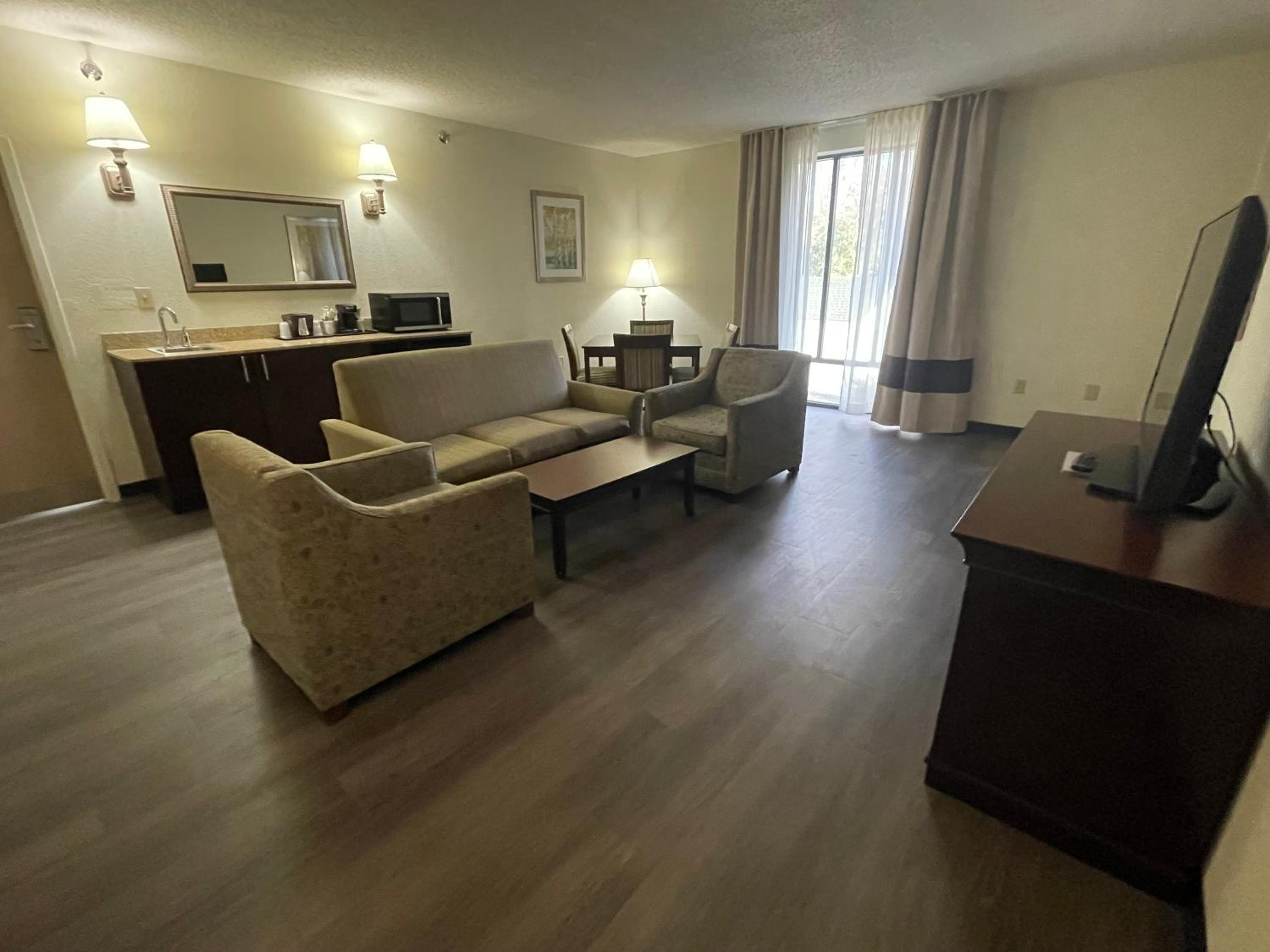 Queen Suite with Four Queen Beds - Non Smoking - Photo 14