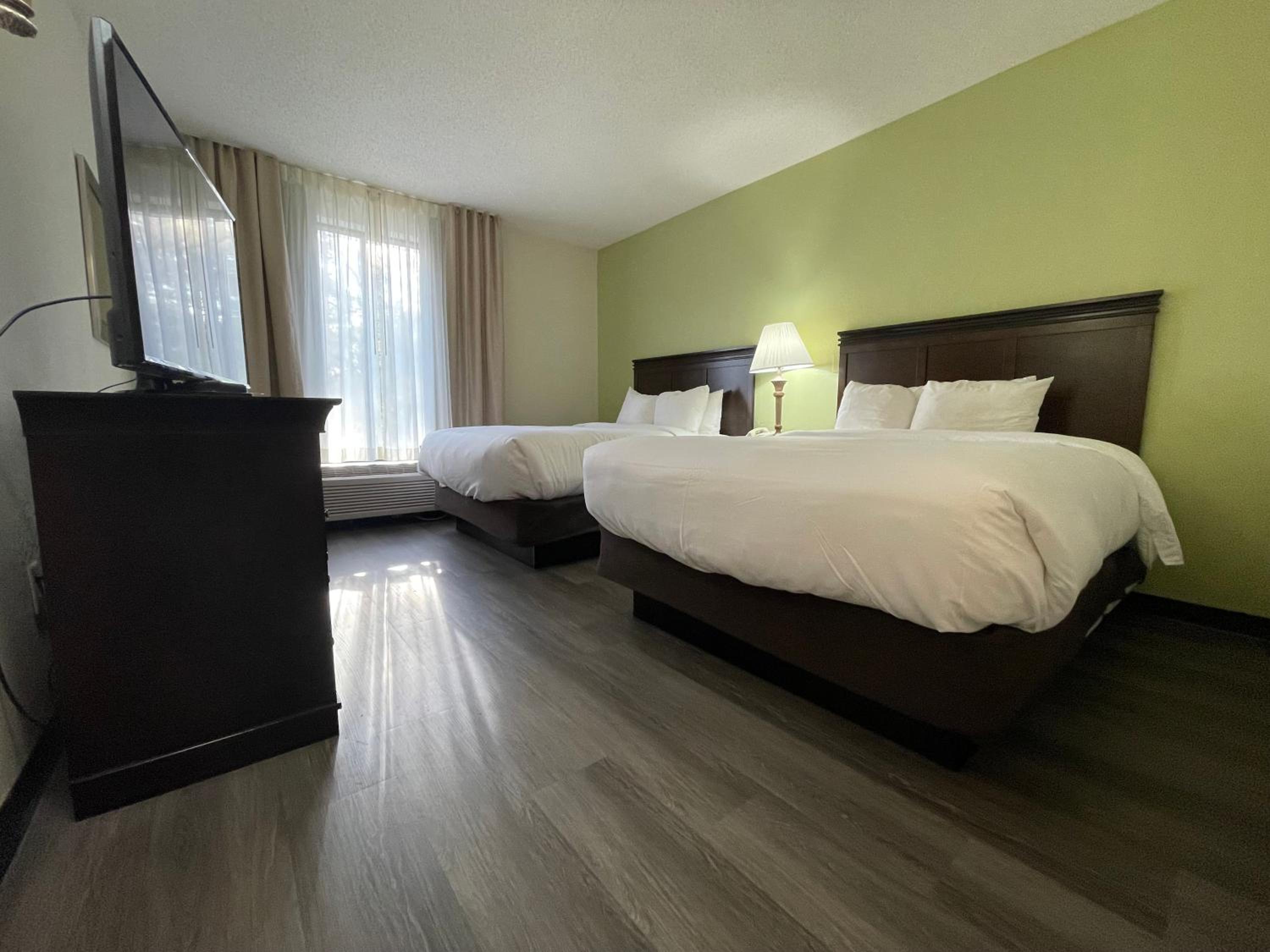 Queen Suite with Four Queen Beds - Non Smoking - Photo 27