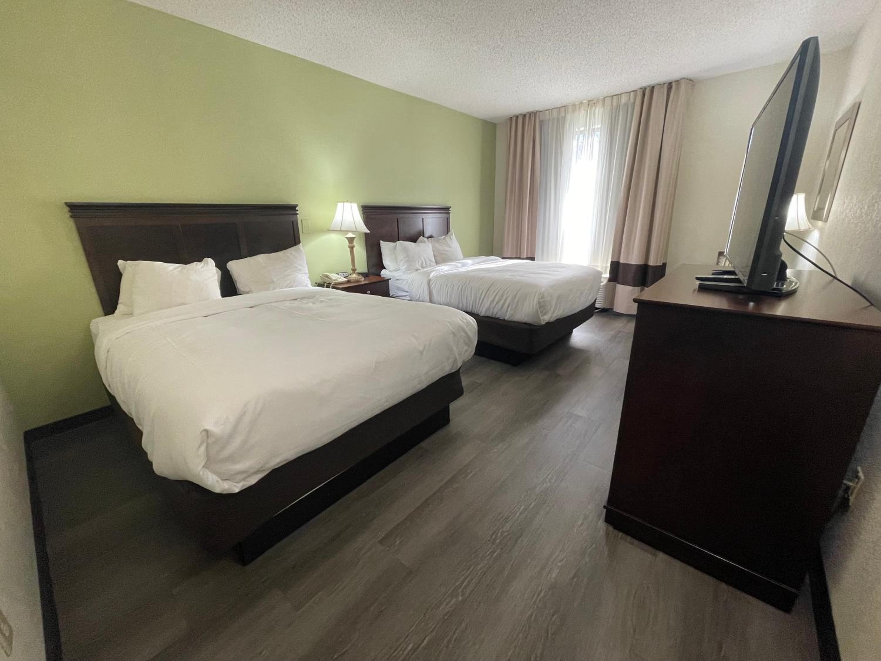 Queen Suite with Four Queen Beds - Non Smoking - Photo 4
