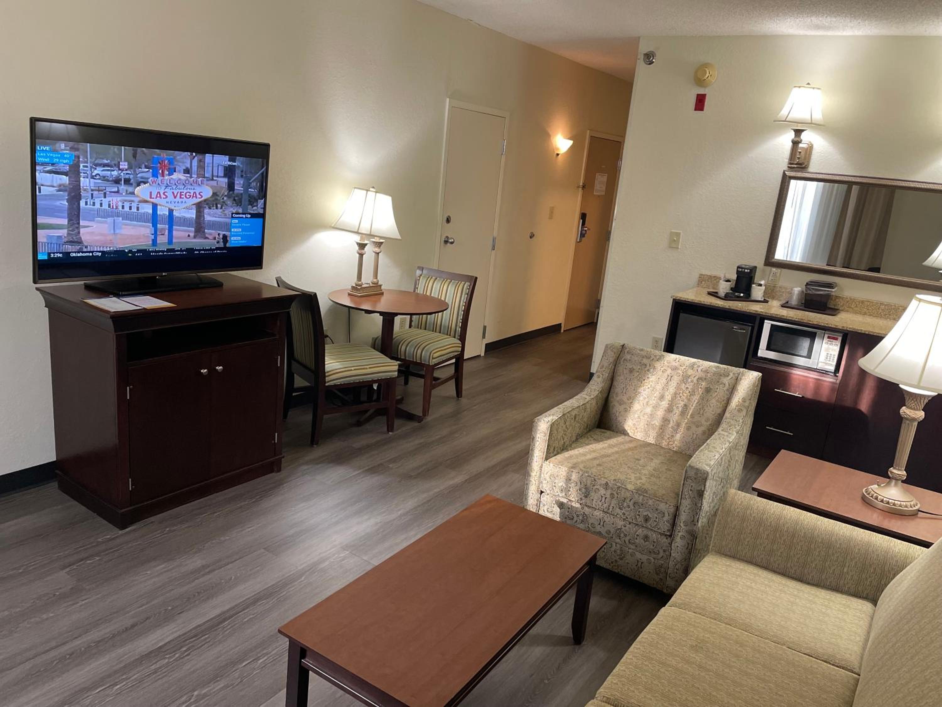 Queen Suite with Two Queen Beds - Non Smoking - Photo 1
