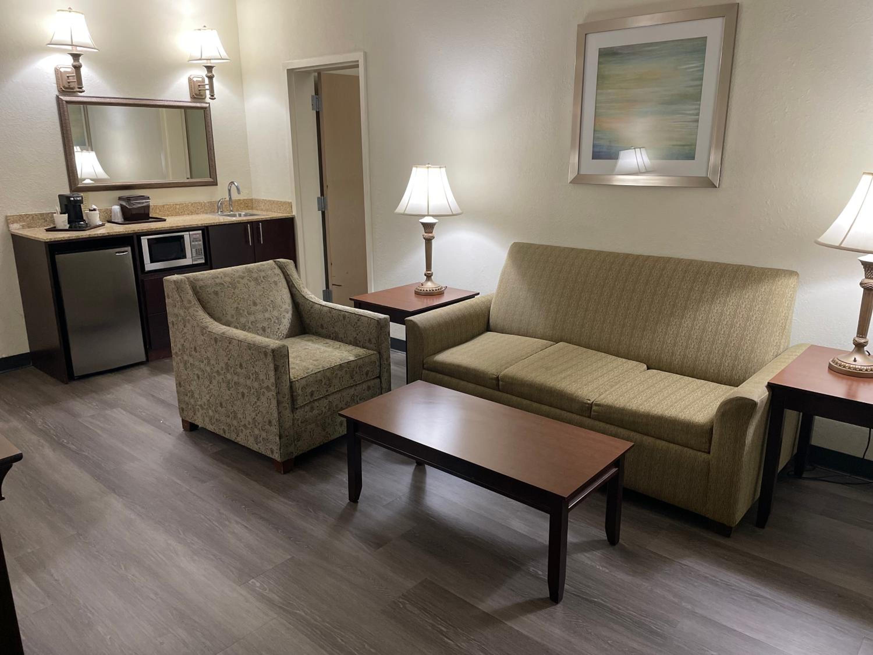 Queen Suite with Two Queen Beds - Non Smoking - Photo 8