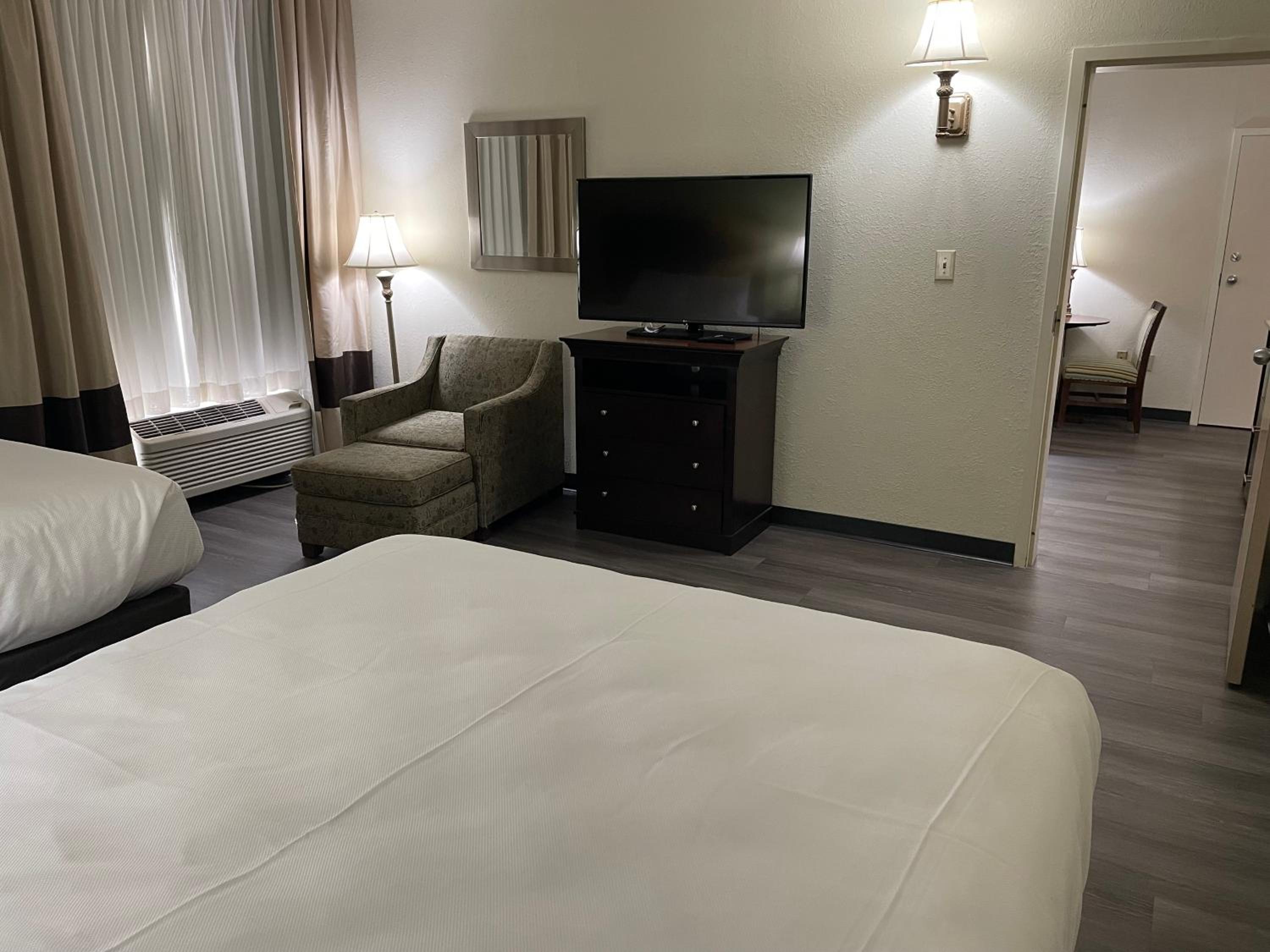 Queen Suite with Two Queen Beds - Non Smoking - Photo 7