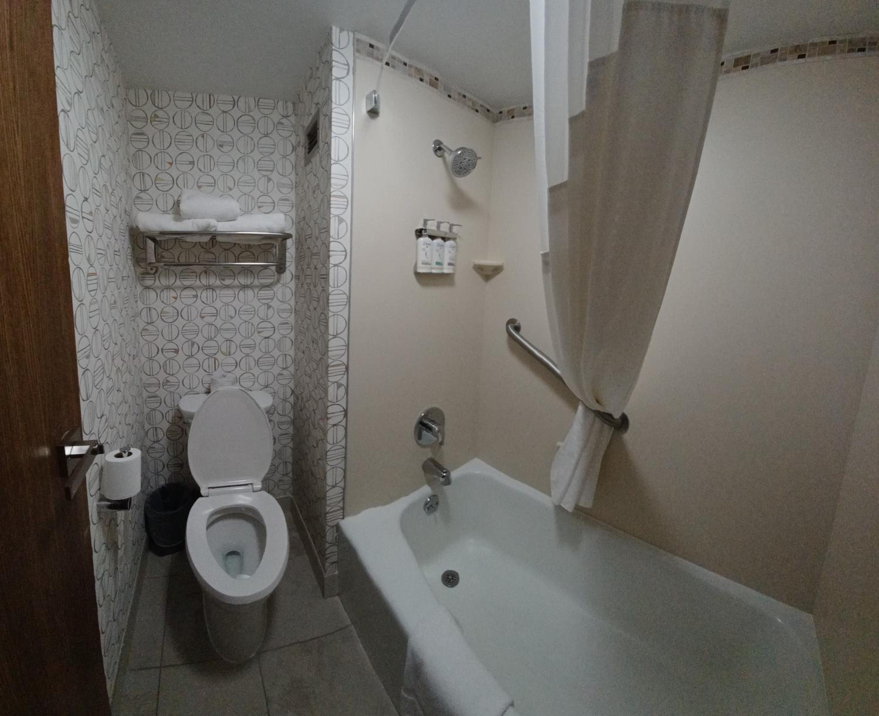 Standard Queen Room with Two Queen Beds - Photo 2