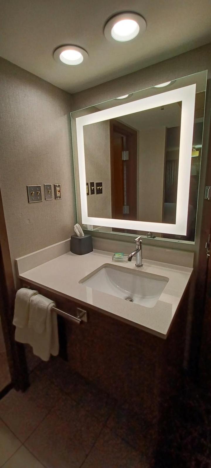 Standard Queen Room with Two Queen Beds - Photo 3