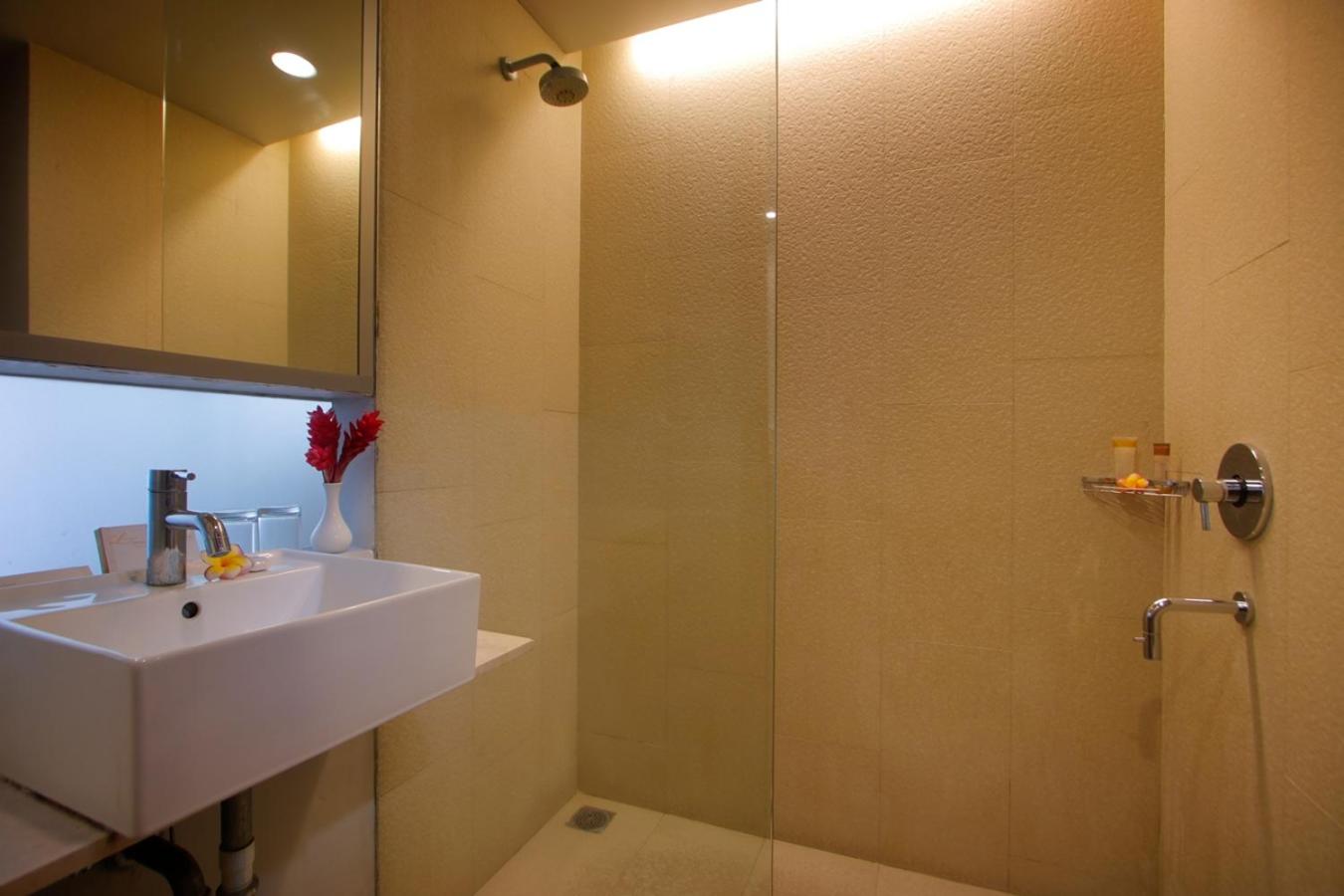 Deluxe with Balcony (1 Double or 2 Single Bed) photo 3