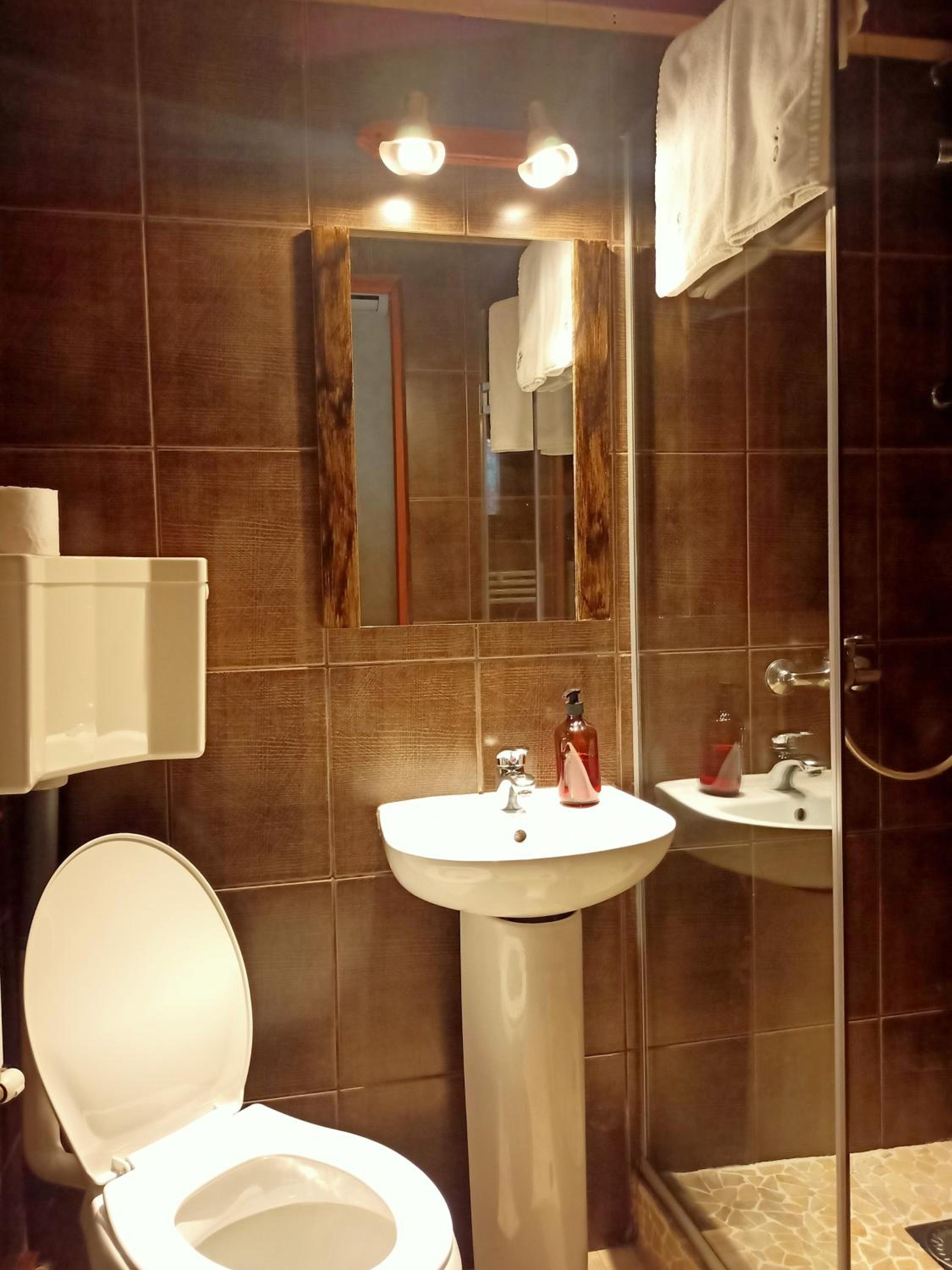 Economy Double Room - Photo 10