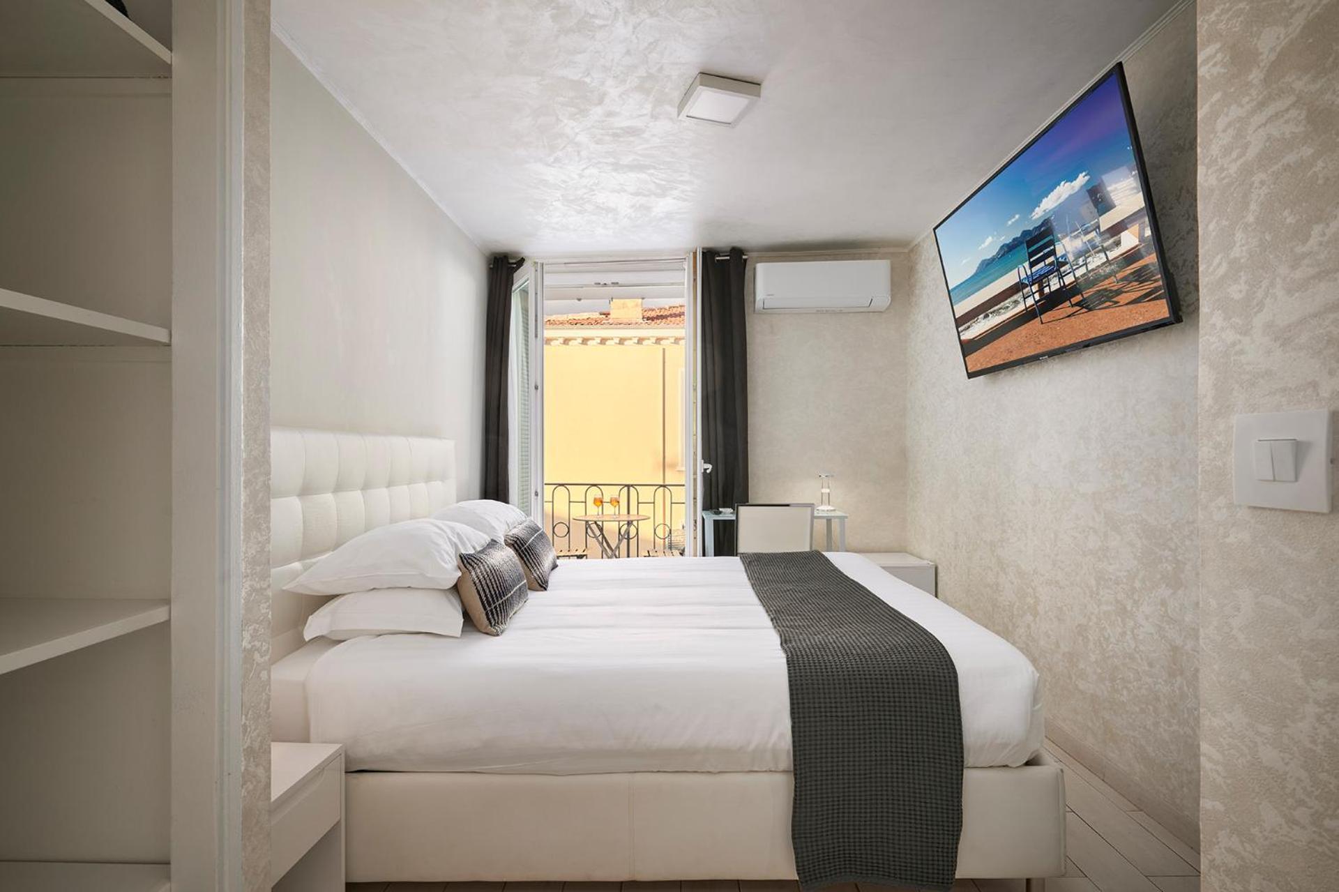 Deluxe Double Room with Balcony - Photo 4