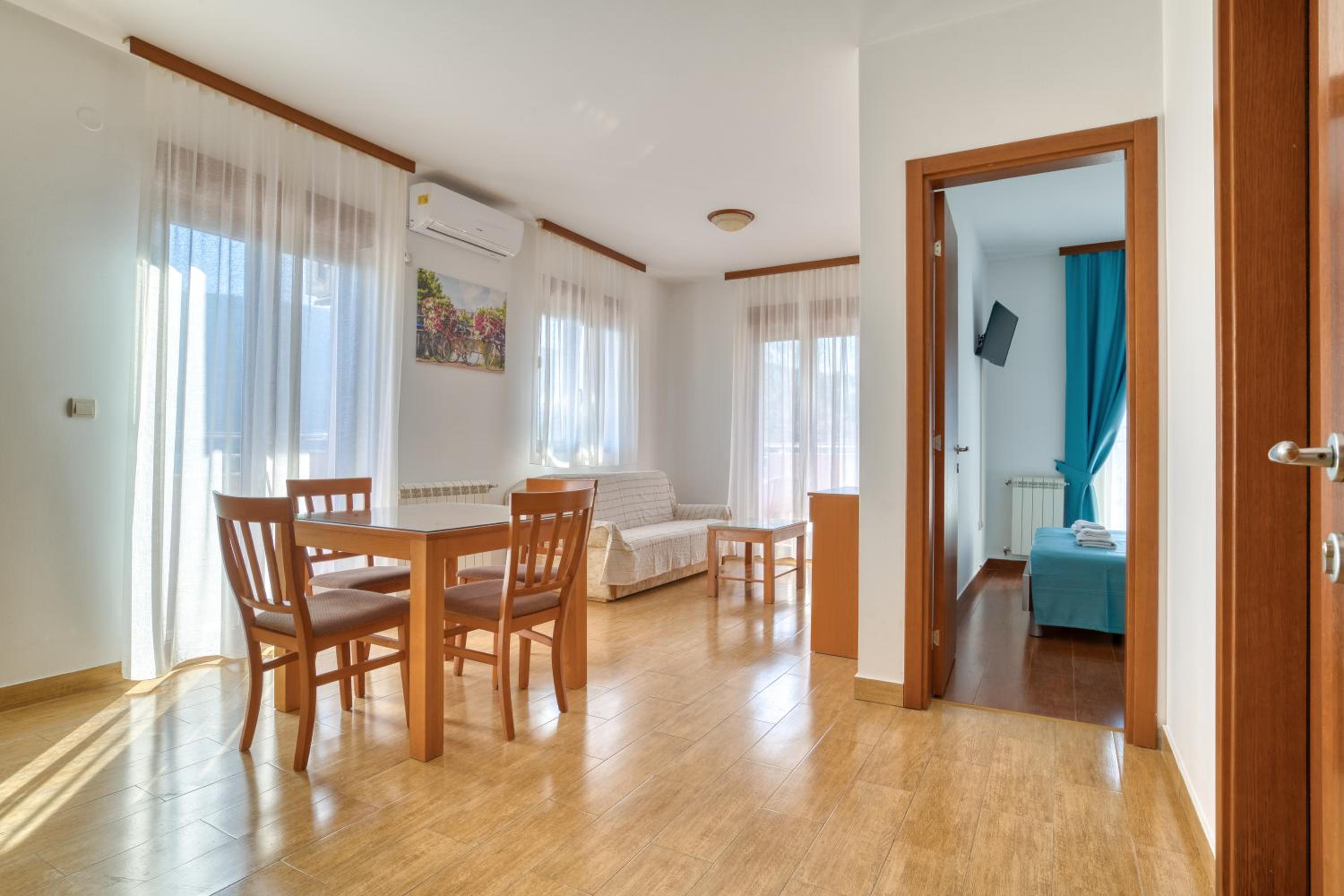 Deluxe One-Bedroom Apartment with Sea View - Photo 1