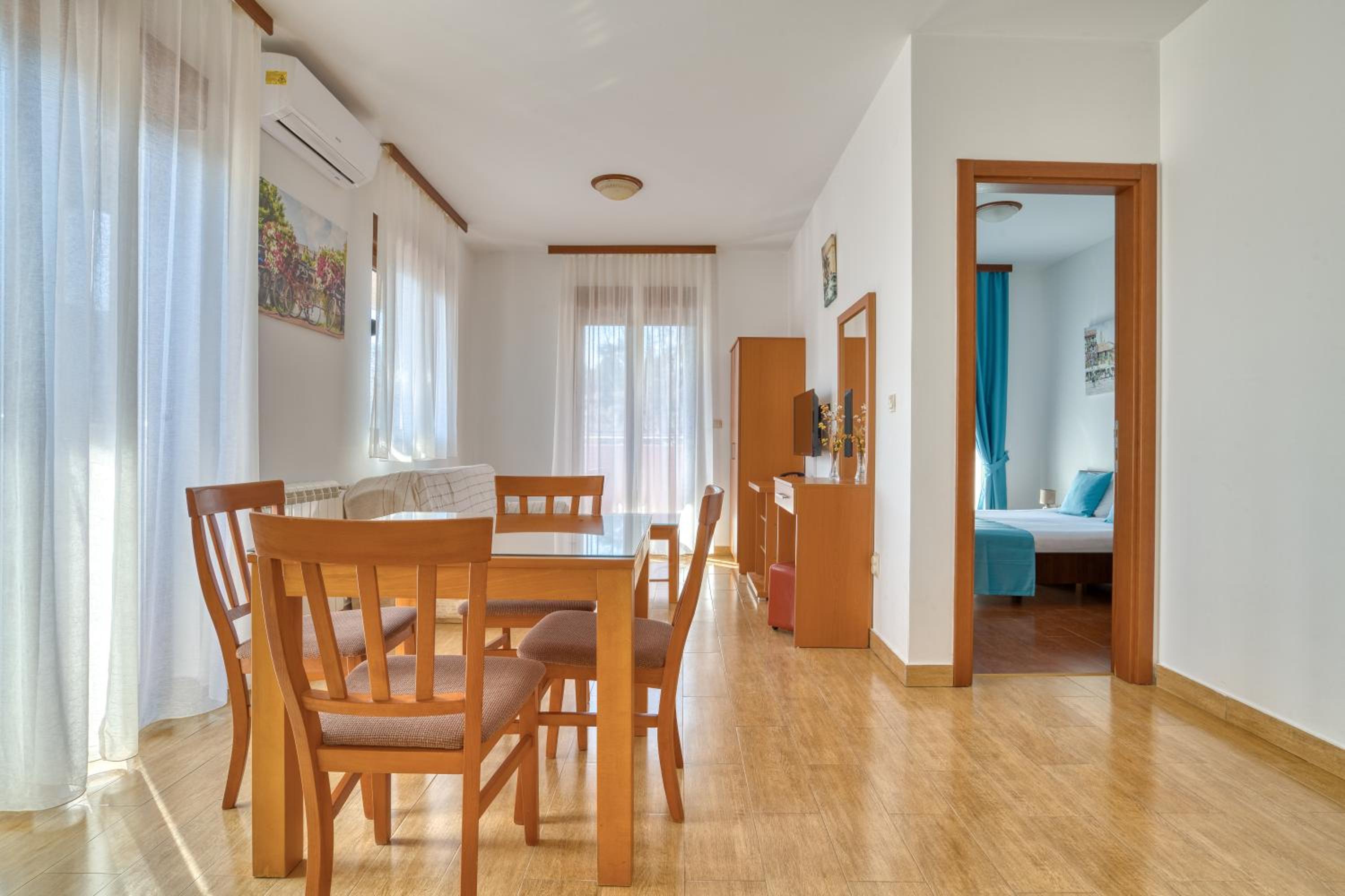 Deluxe One-Bedroom Apartment with Sea View - Photo 12