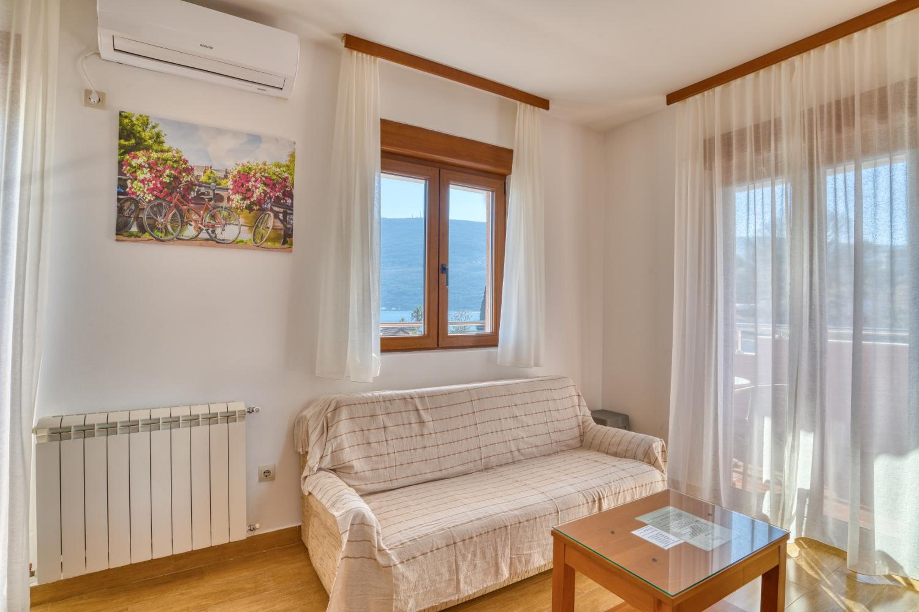 Deluxe One-Bedroom Apartment with Sea View - Photo 14