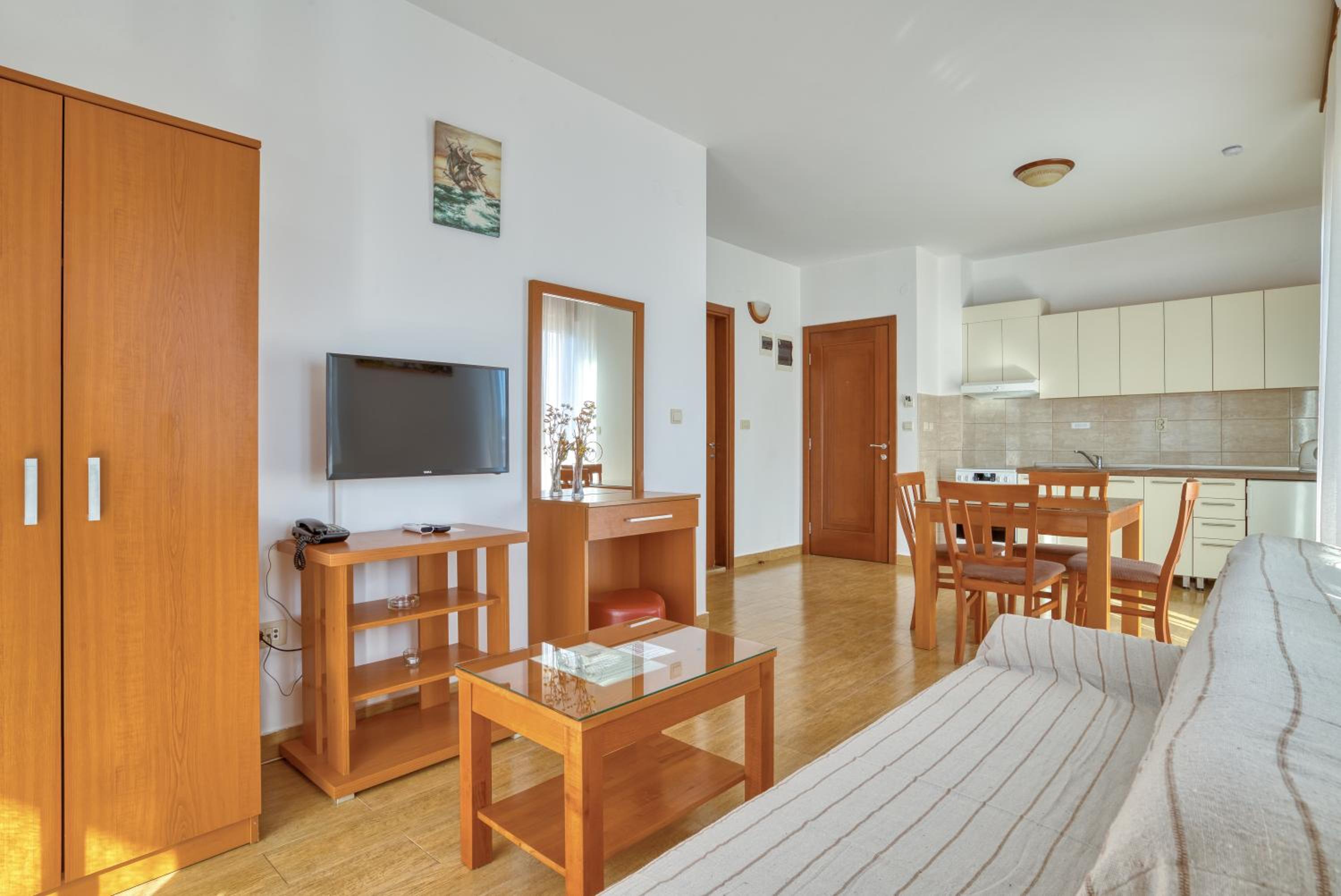 Deluxe One-Bedroom Apartment with Sea View - Photo 5