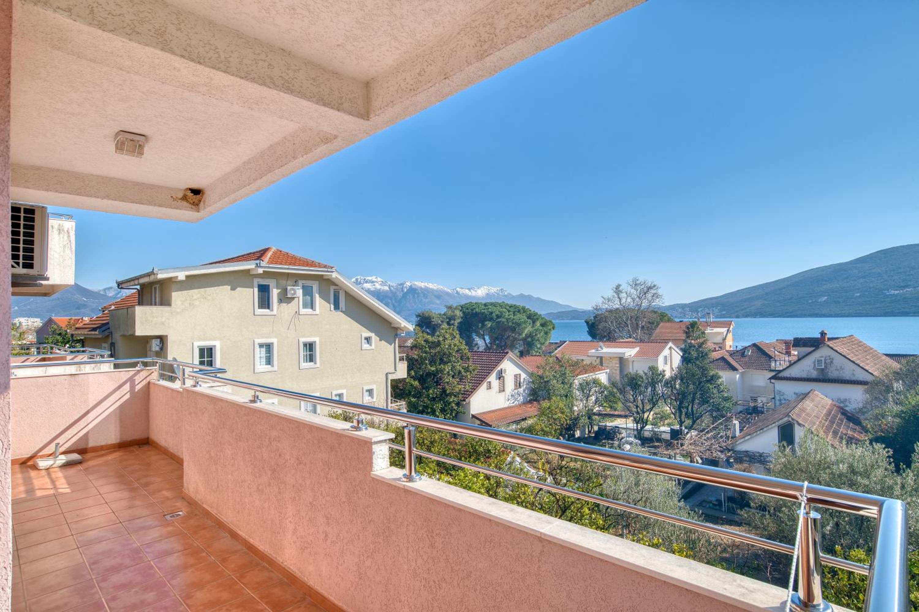 Deluxe One-Bedroom Apartment with Sea View - Photo 9